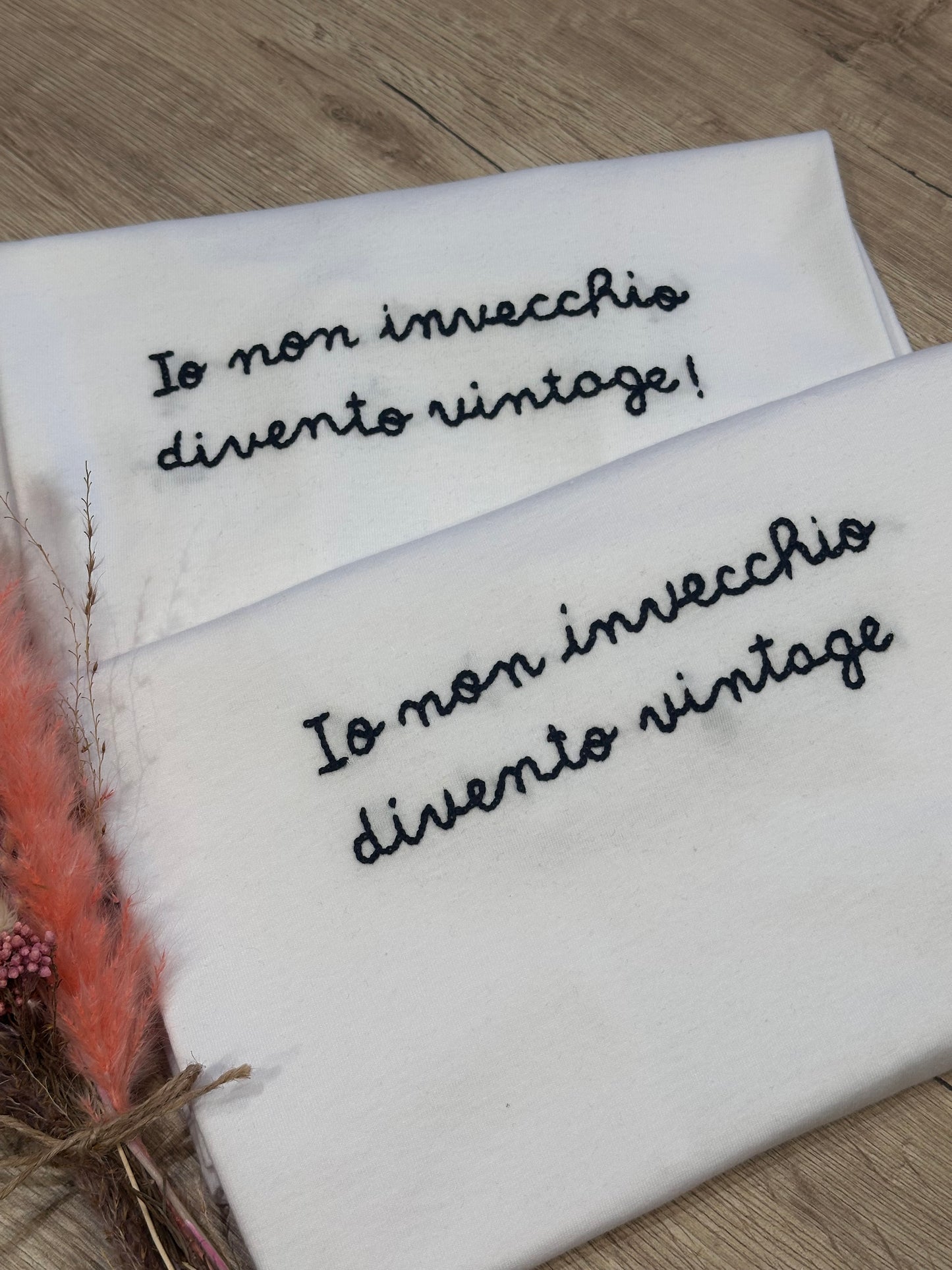 T-shirt "IO NON INVECCHIO DIVENTO VINTAGE"