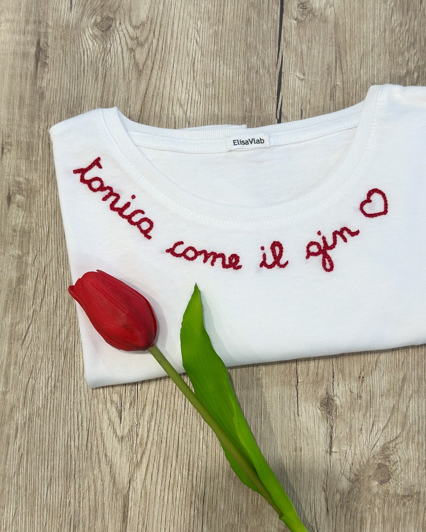 T-shirt ricamata a mano "TONICA COME IL GIN"