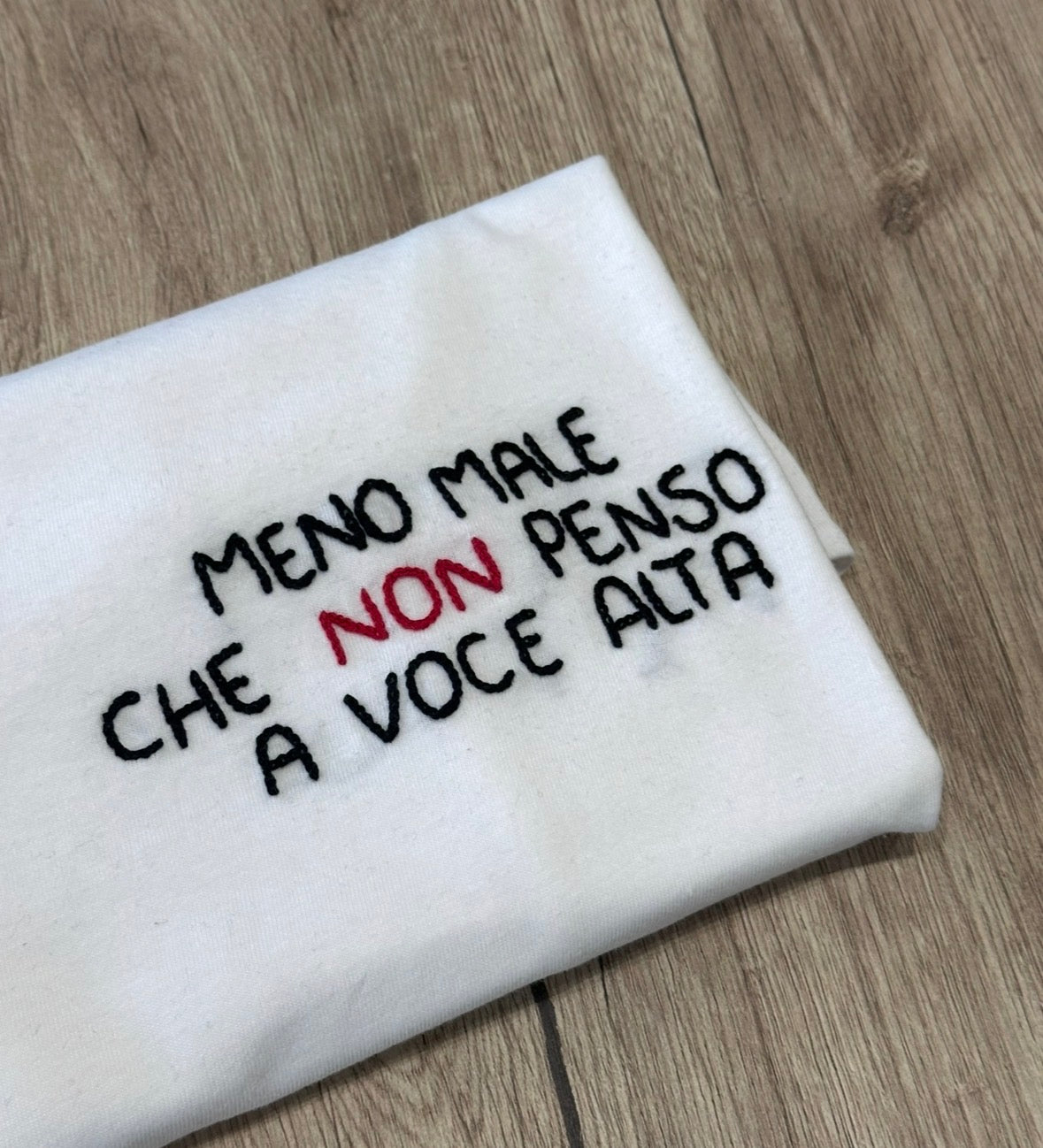 T-shirt ricamata a mano " Meno male che non penso a voce alta "