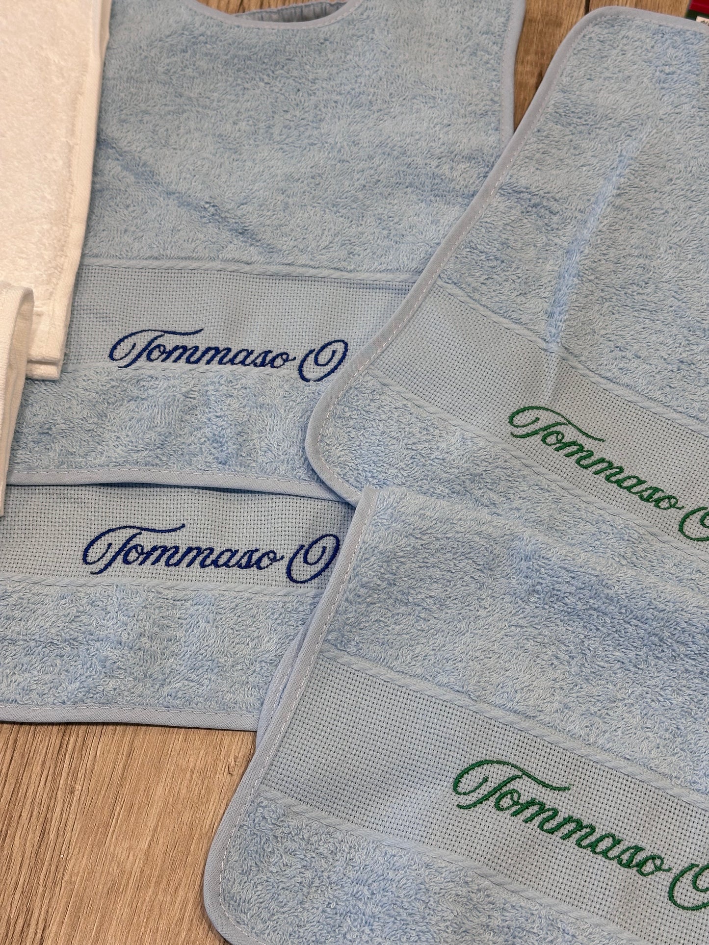 SET di 3 bavaglini ricamati