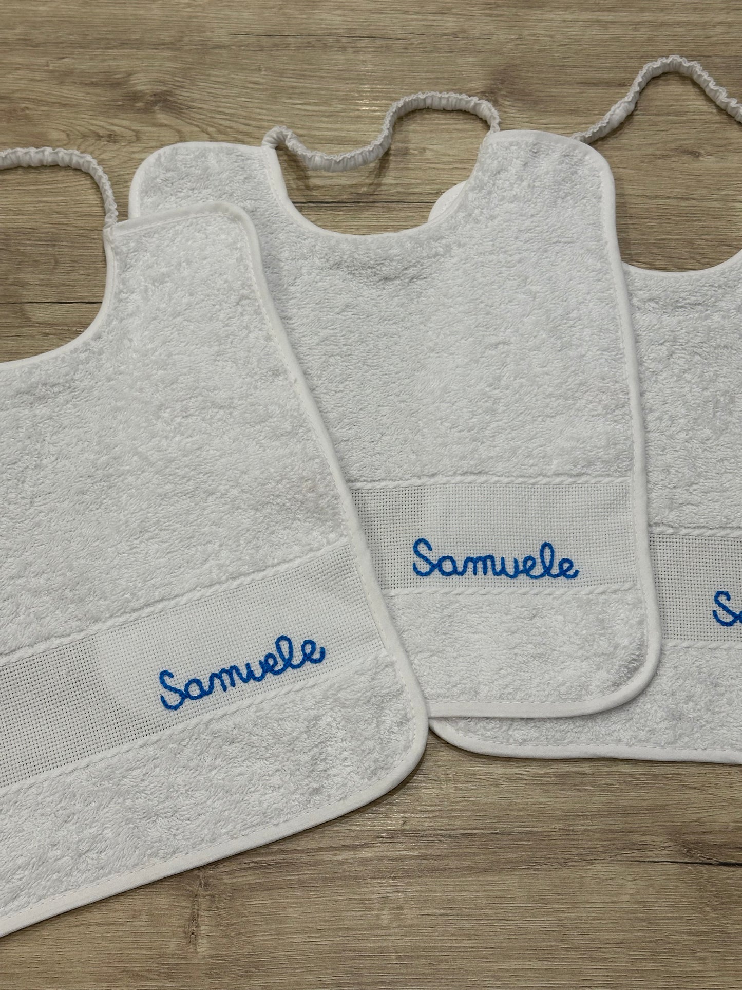 SET di 3 bavaglini ricamati a mano