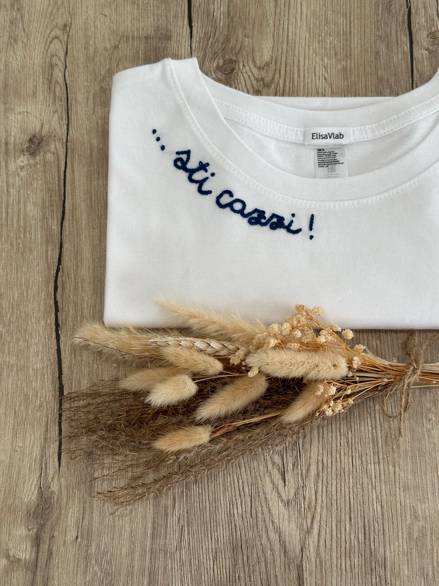 T-shirt ricamata a mano "STI CAZZI"