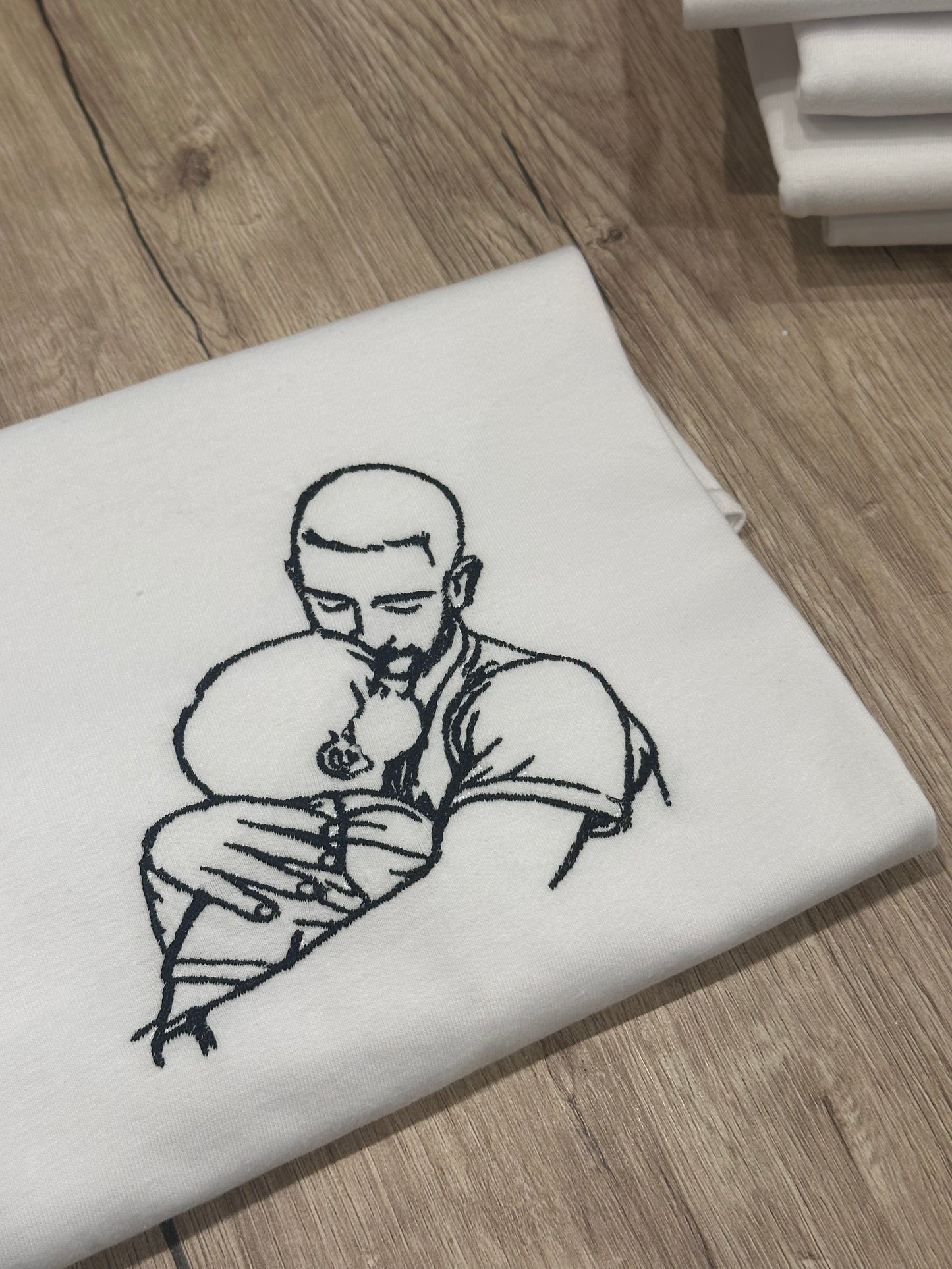 T-shirt con foto ricamata