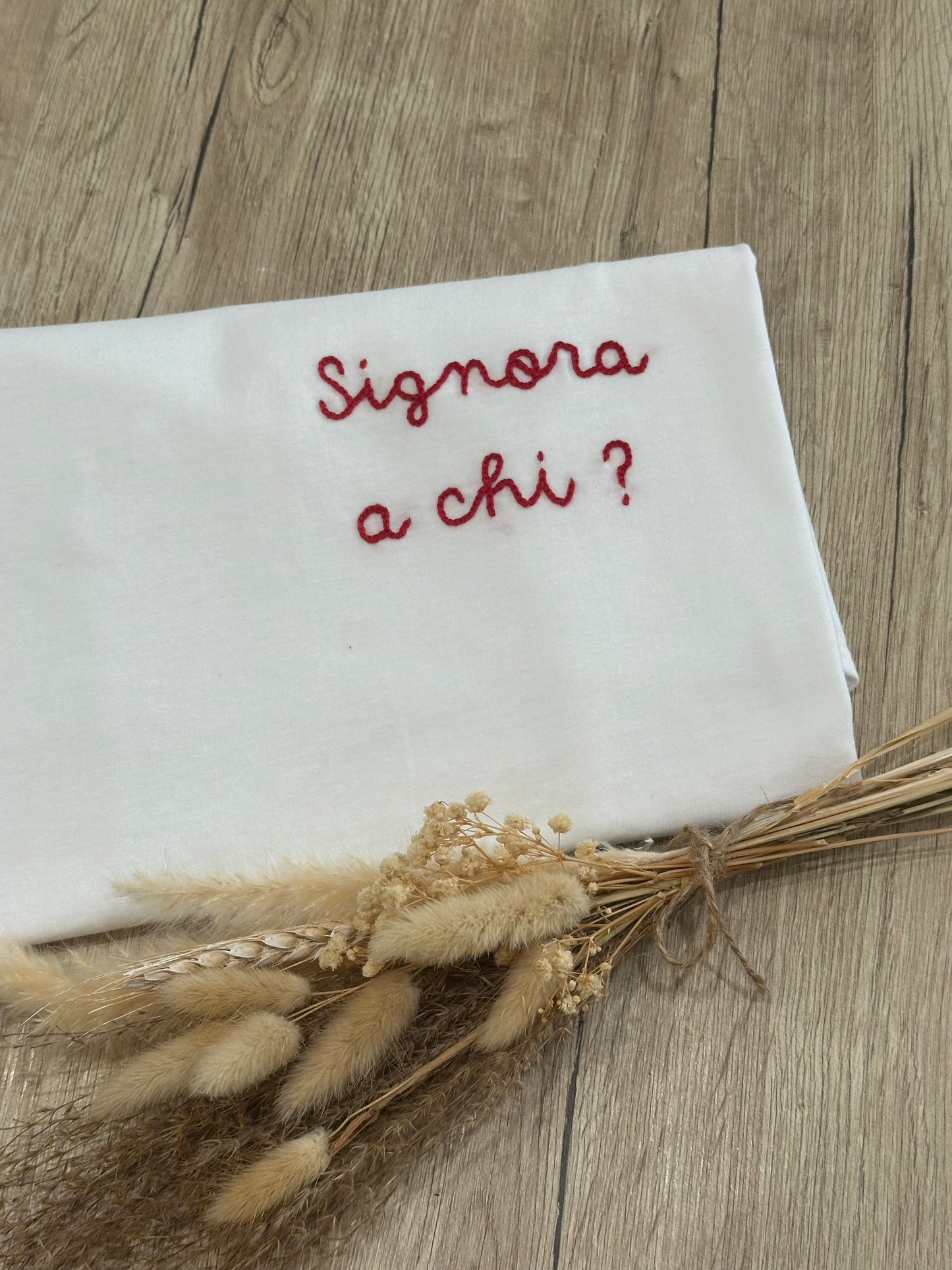 T-shirt ricamata a mano "SIGNORA A CHI"