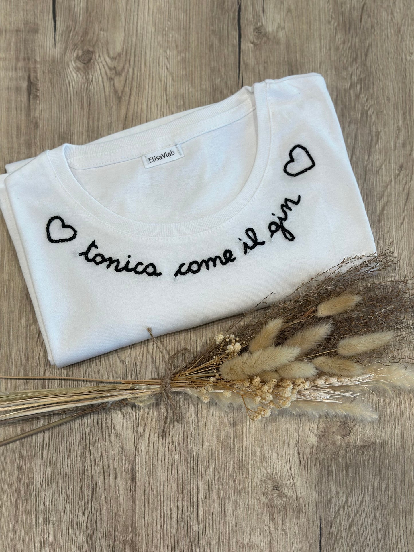 T-shirt ricamata a mano "TONICA COME IL GIN"