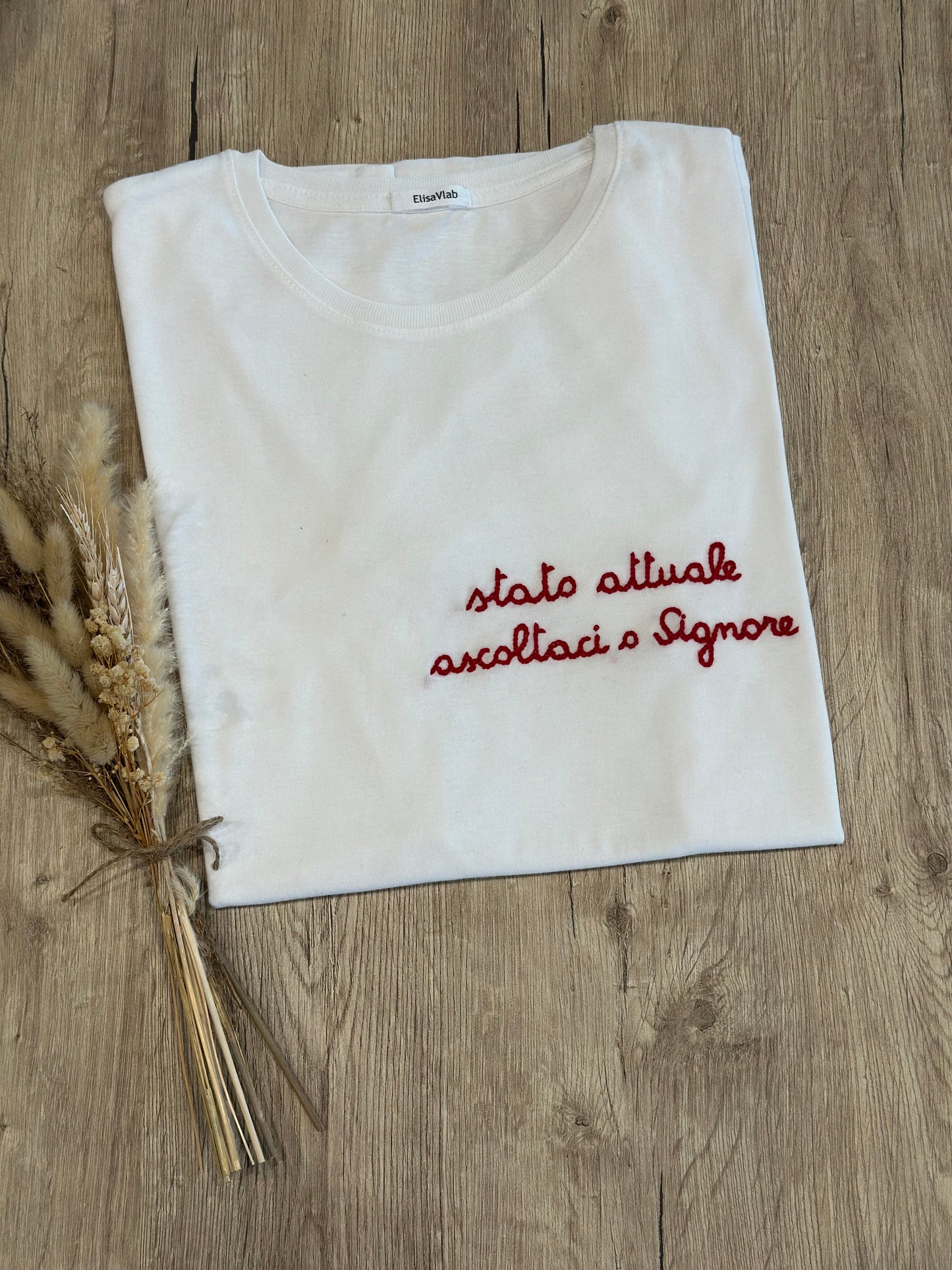 T-shirt ricamata a mano "STATO ATTUALE ASCOLTACI O SIGNORE"