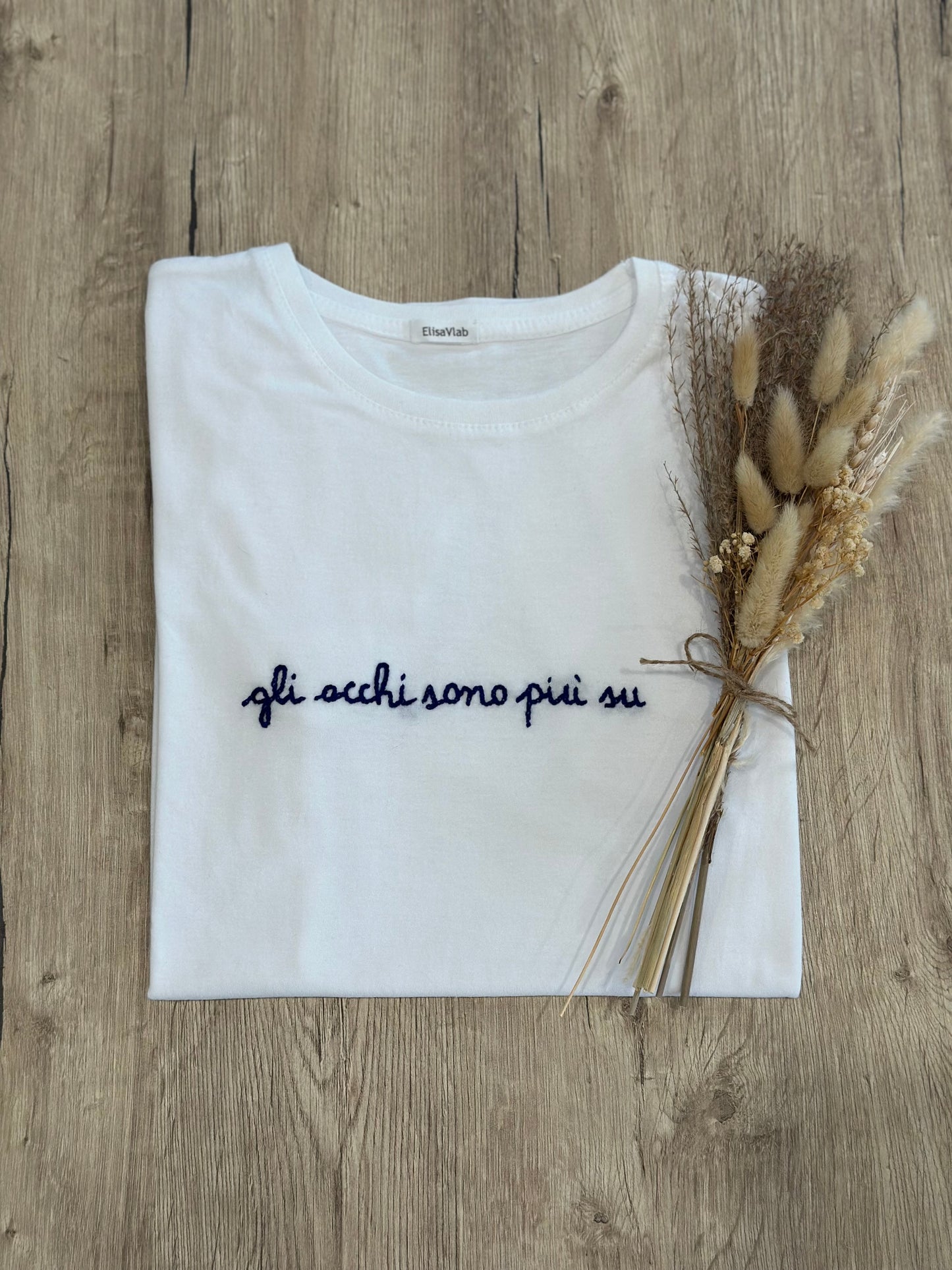 T-shirt ricamata a mano "GLI OCCHI SONO PIÙ SU"