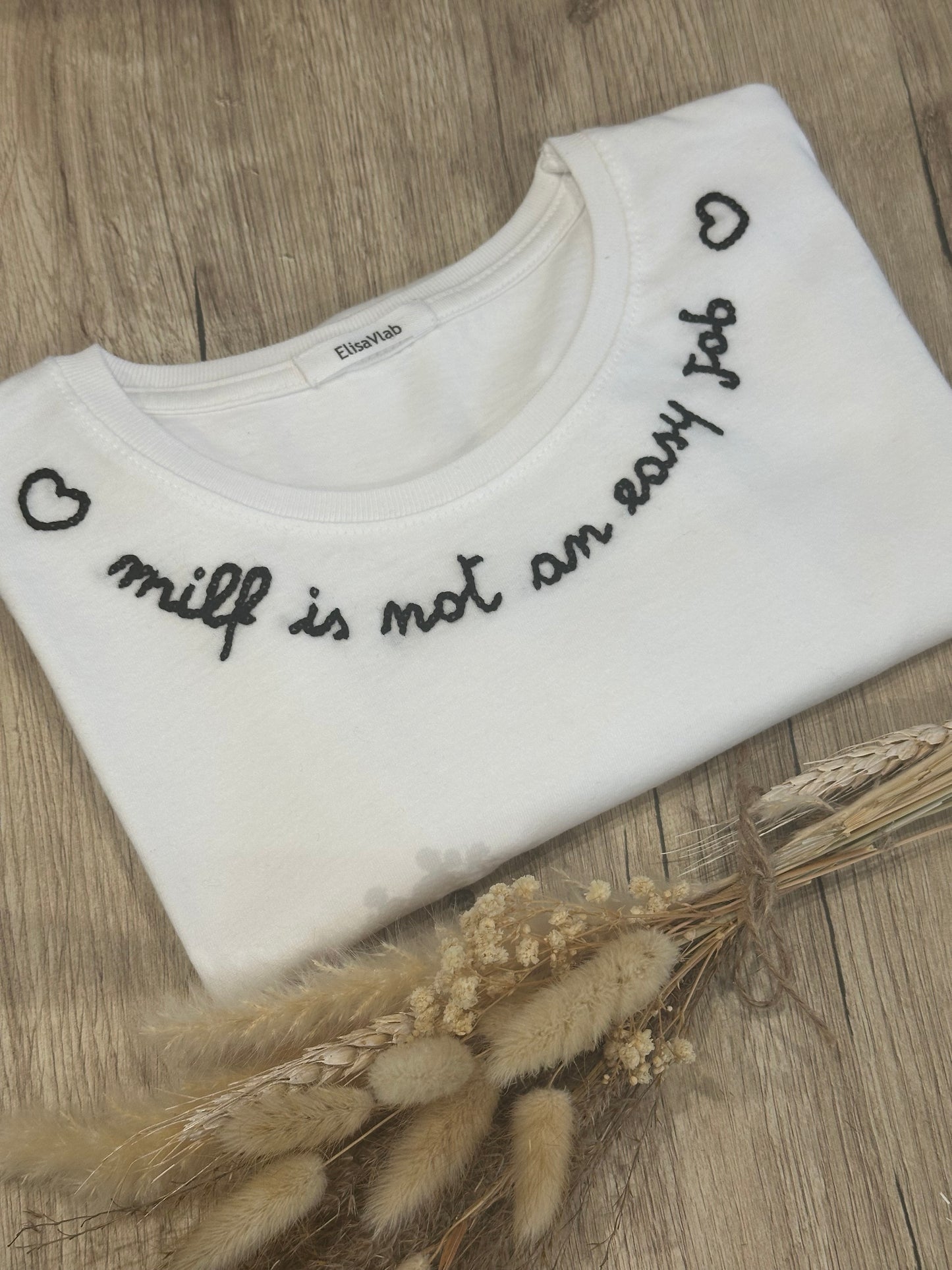 T-shirt ricamata a mano "MILF IS NOT AN EASY JOB"