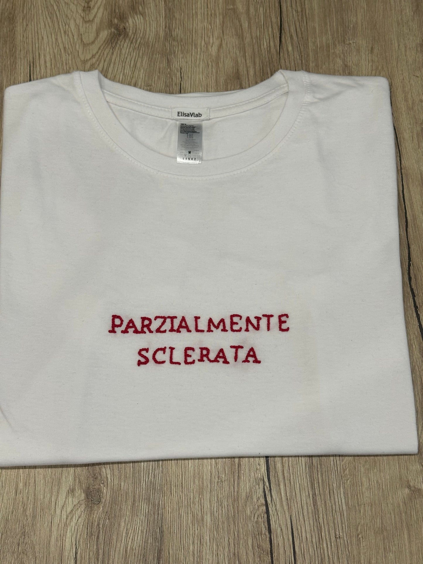 T-shirt ricamata a mano "PARZIALMENTE SCLERATA"
