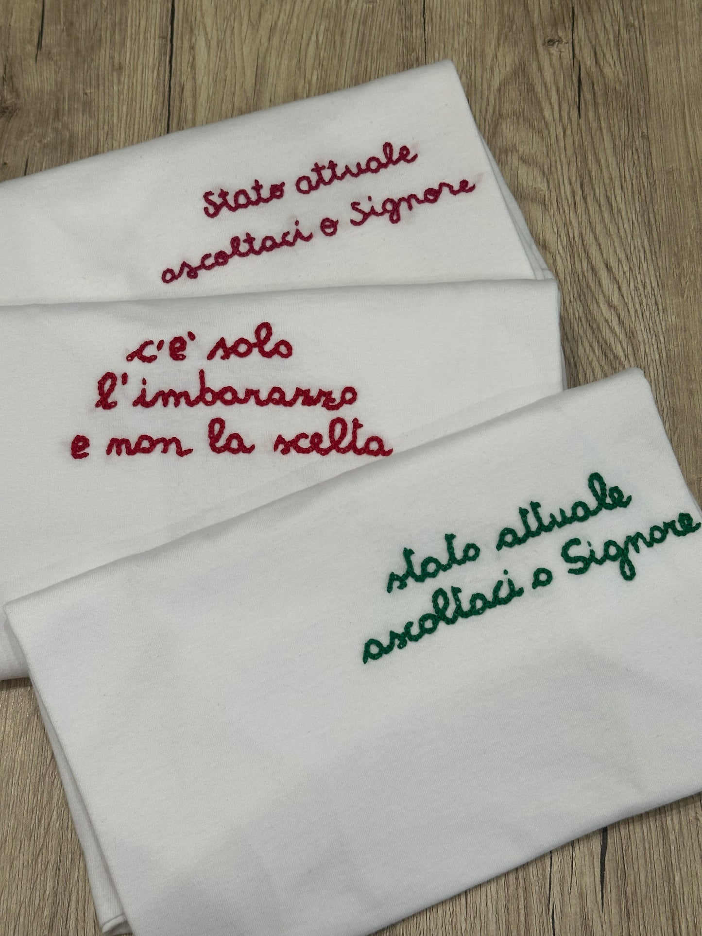 T-shirt ricamata a mano "STATO ATTUALE ASCOLTACI O SIGNORE"
