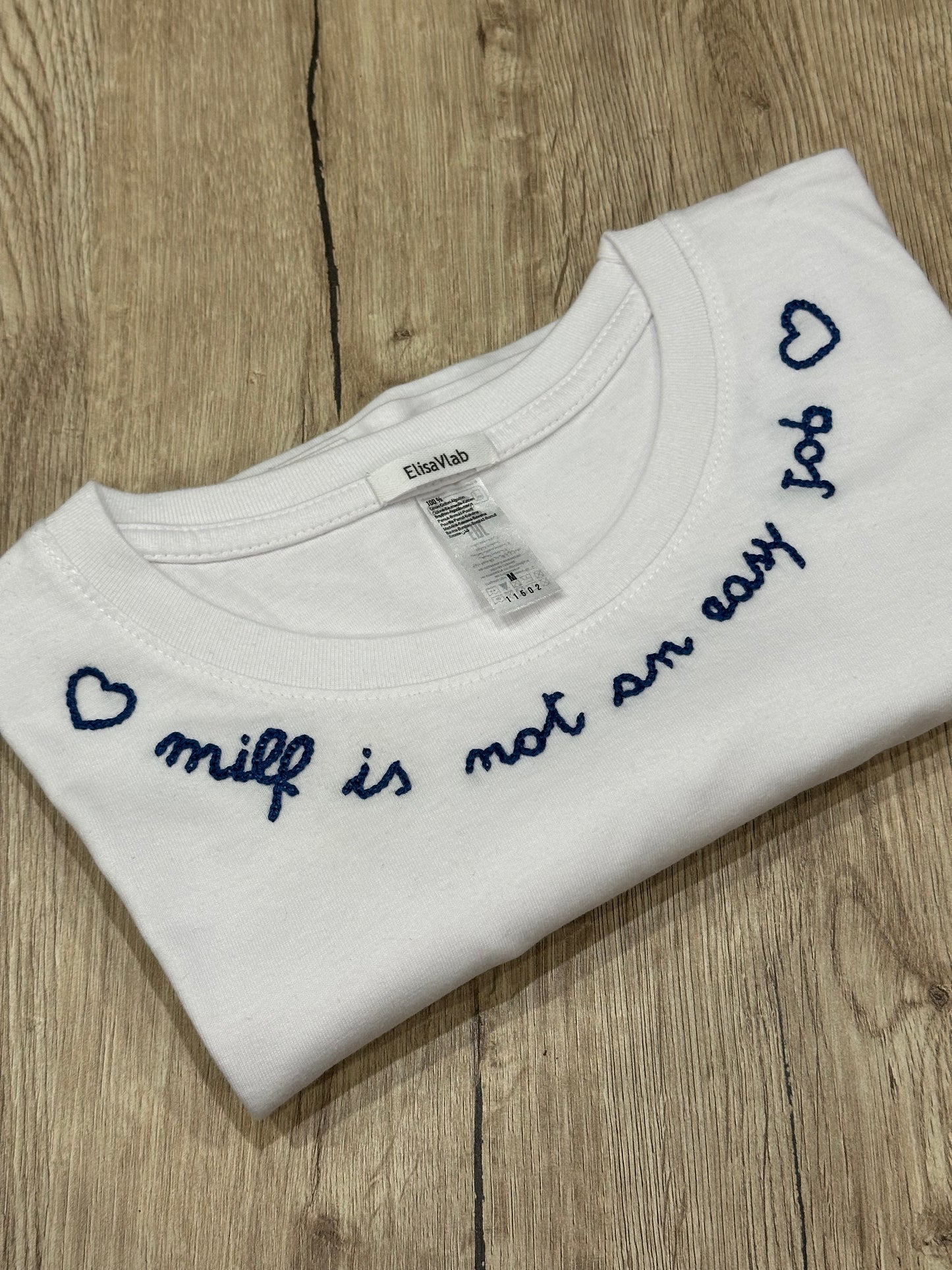 T-shirt ricamata a mano "MILF IS NOT AN EASY JOB"