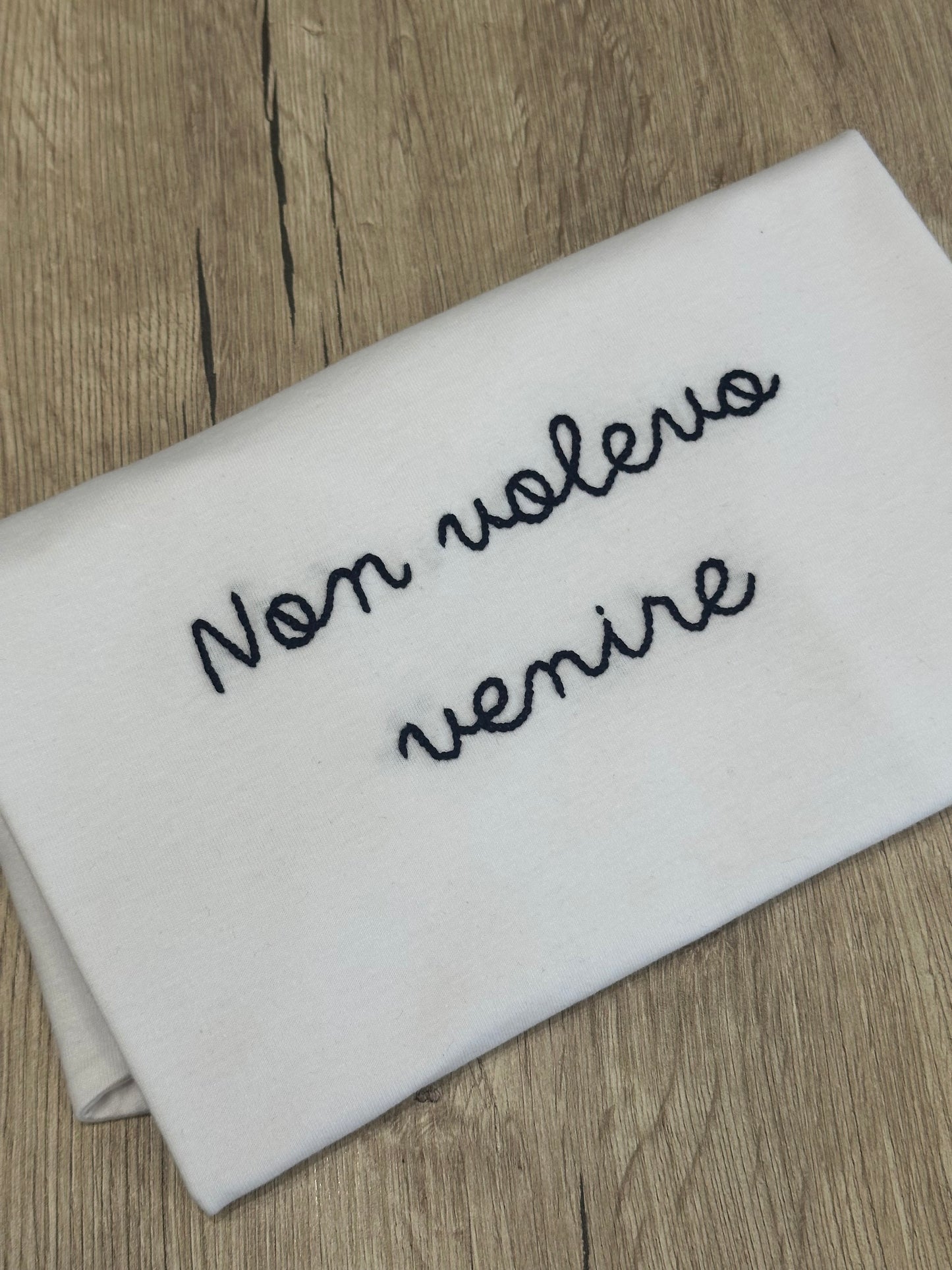 T-shirt ricamata a mano "NON VOLEVO VENIRE"