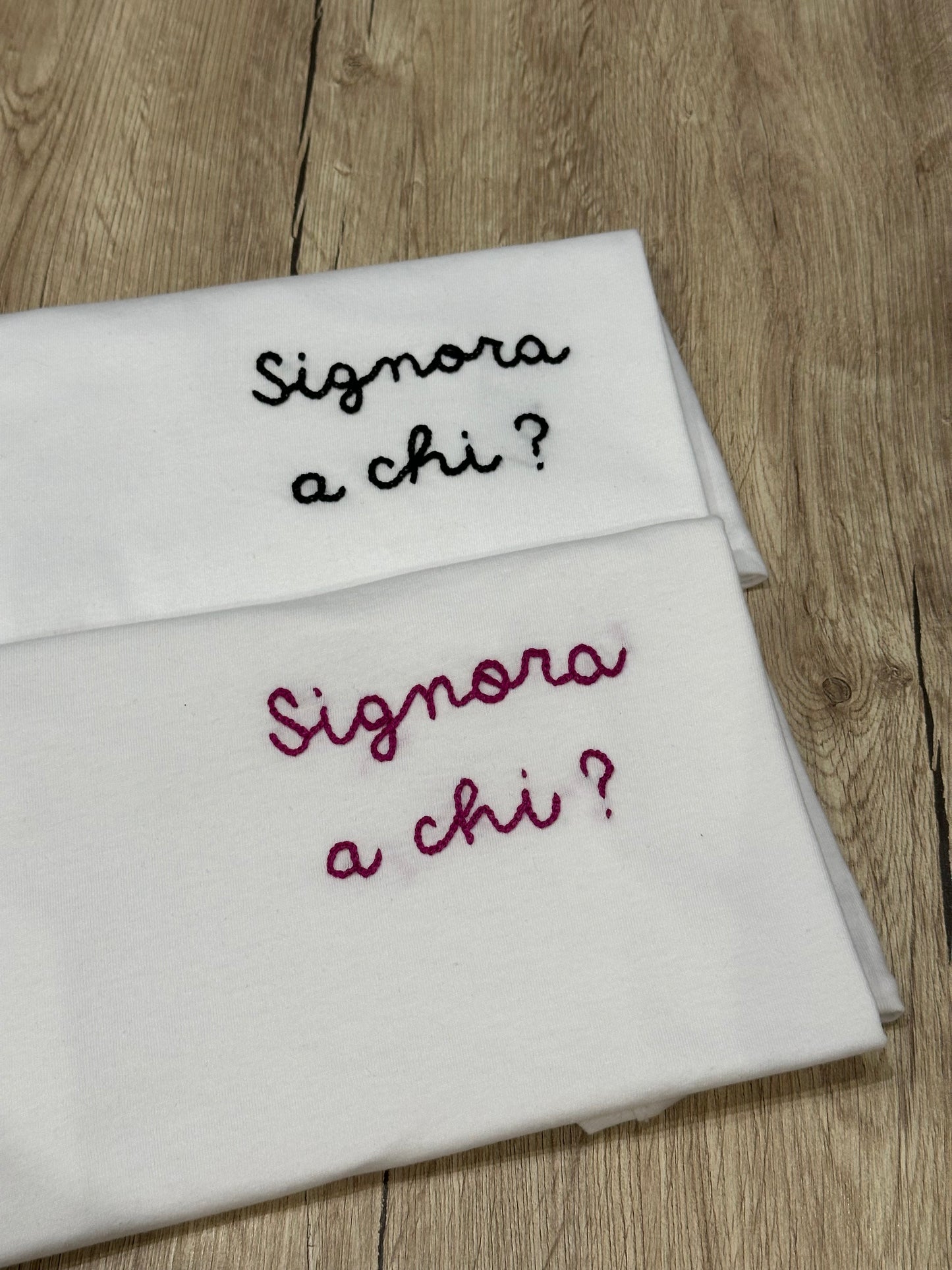 T-shirt ricamata a mano "SIGNORA A CHI"