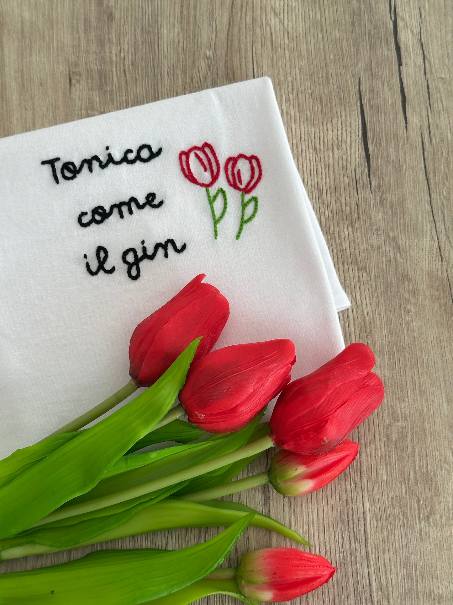 T-shirt ricamata a mano "TONICA COME IL GIN"