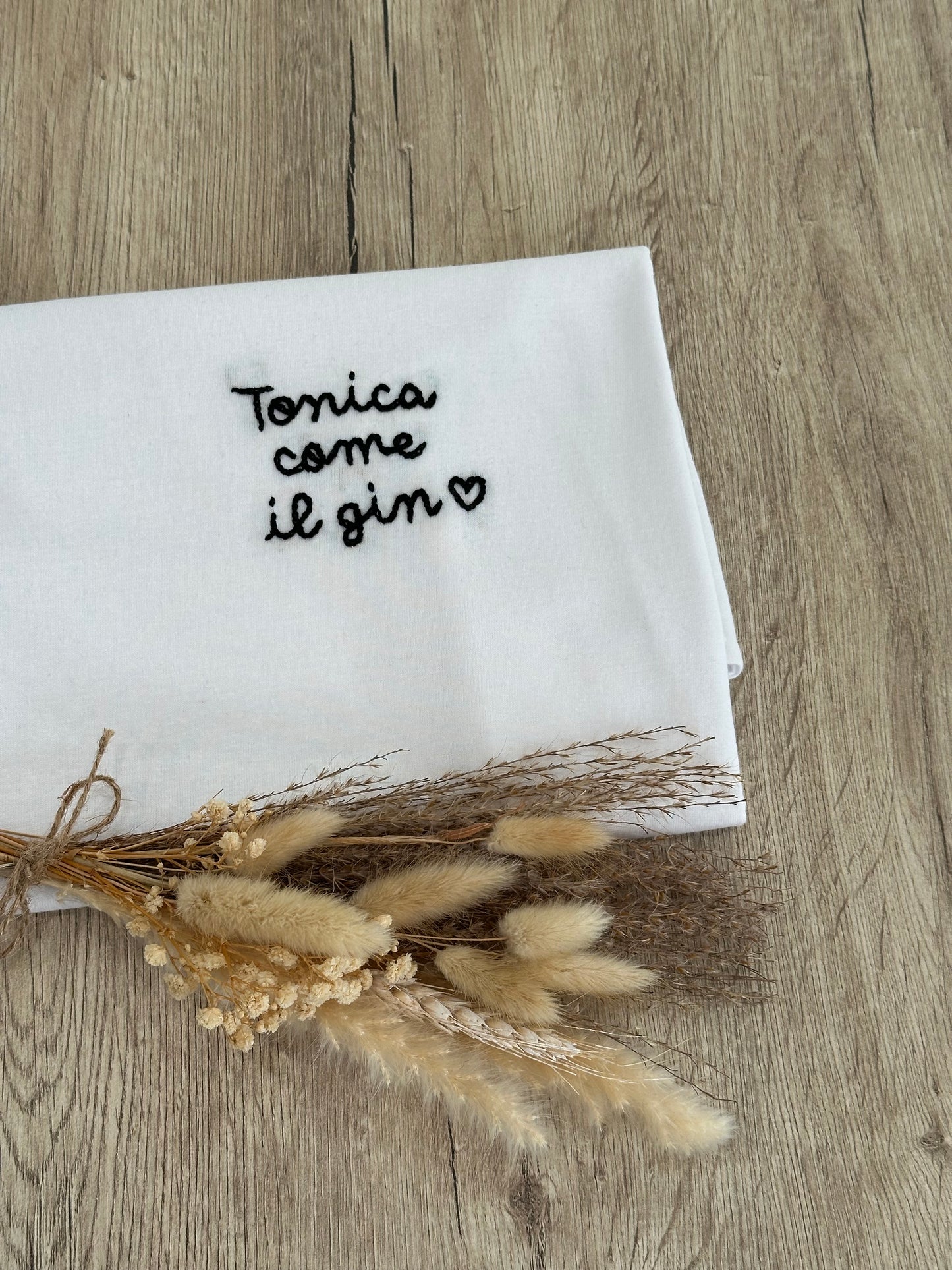 T-shirt ricamata a mano "TONICA COME IL GIN"