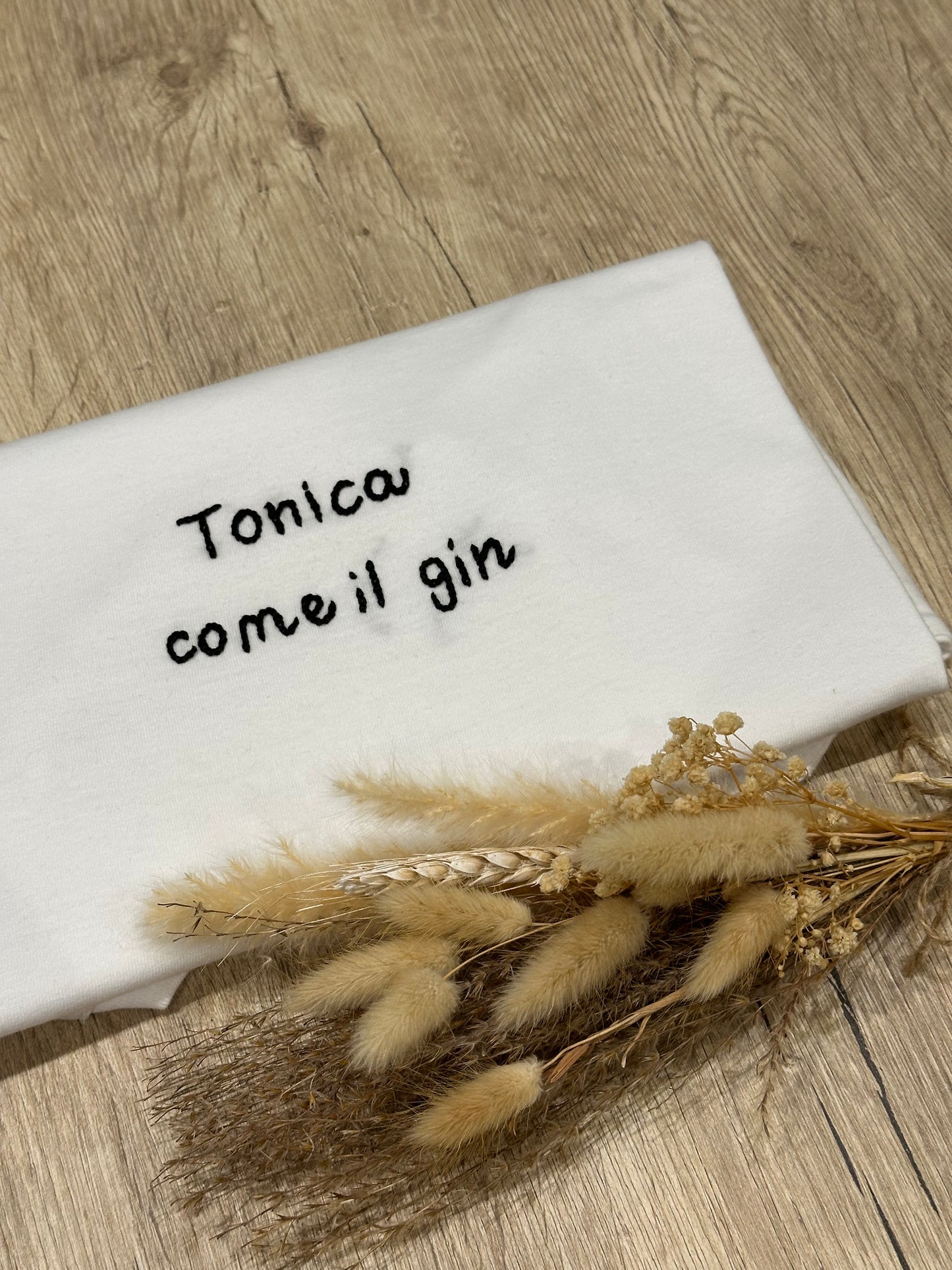 T-shirt ricamata a mano "TONICA COME IL GIN"