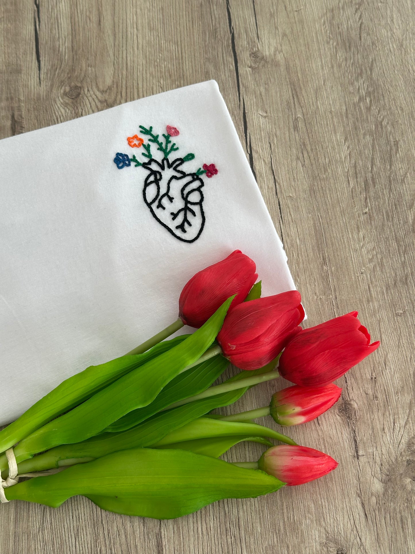 T-shirt ricamata a mano disegno CUORE ANATOMICO FIORITO