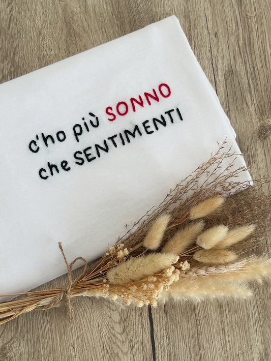 T-shirt "C'ho più sonno che sentimenti "