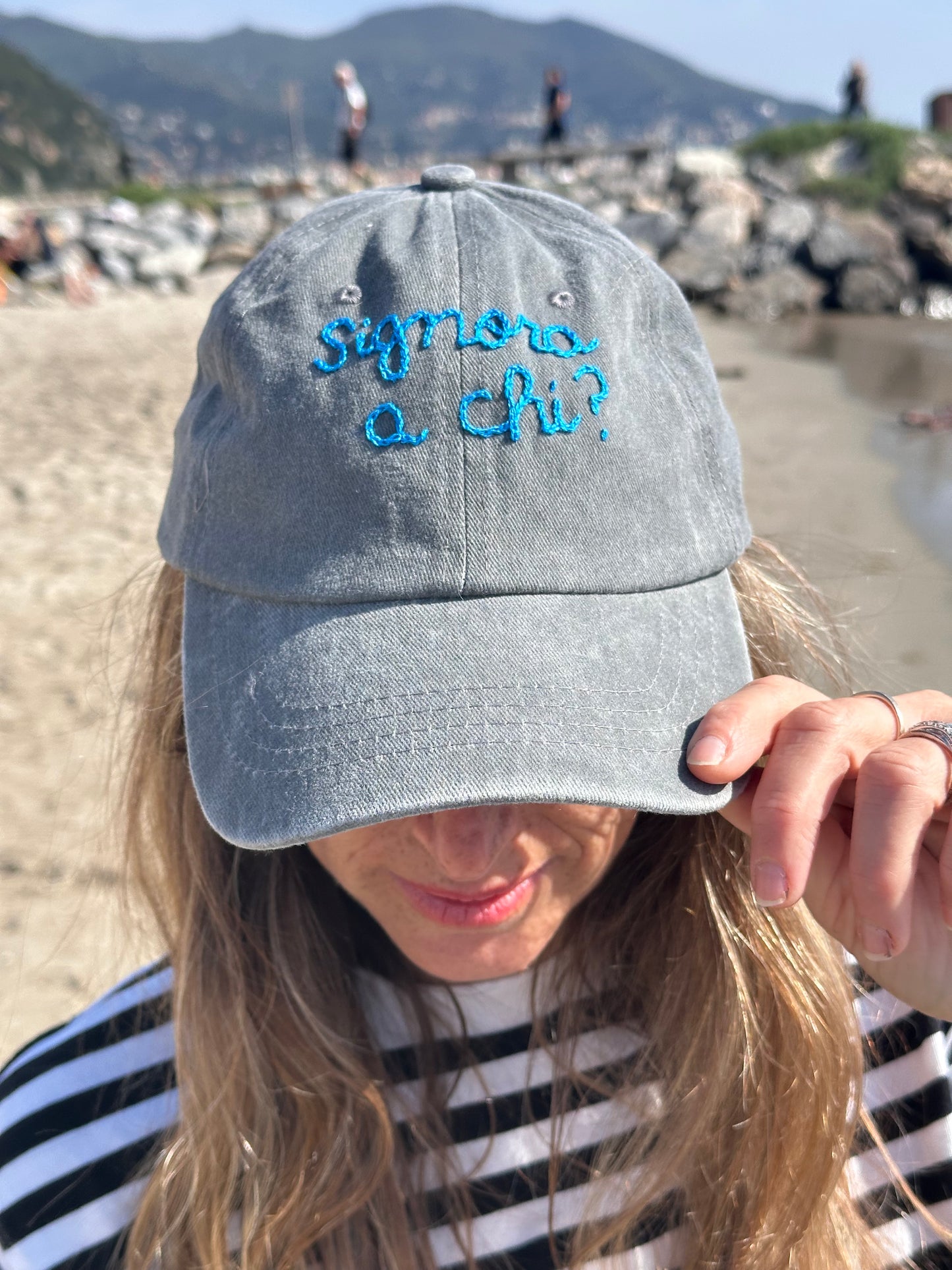 Cappellino ricamato a mano