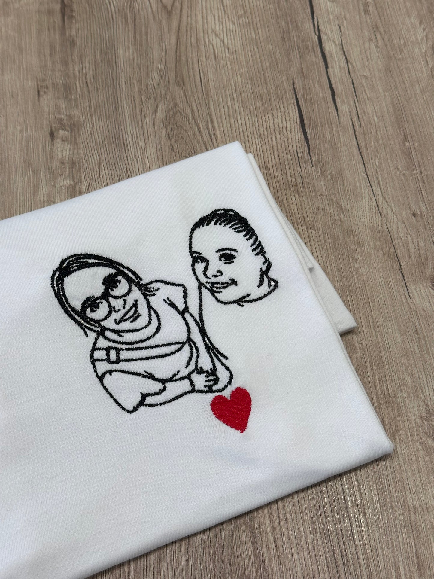 T-shirt con foto ricamata