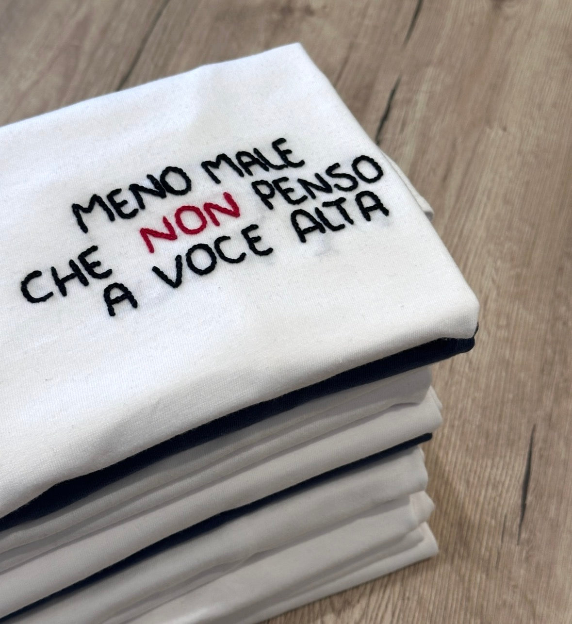 T-shirt ricamata a mano " Meno male che non penso a voce alta "