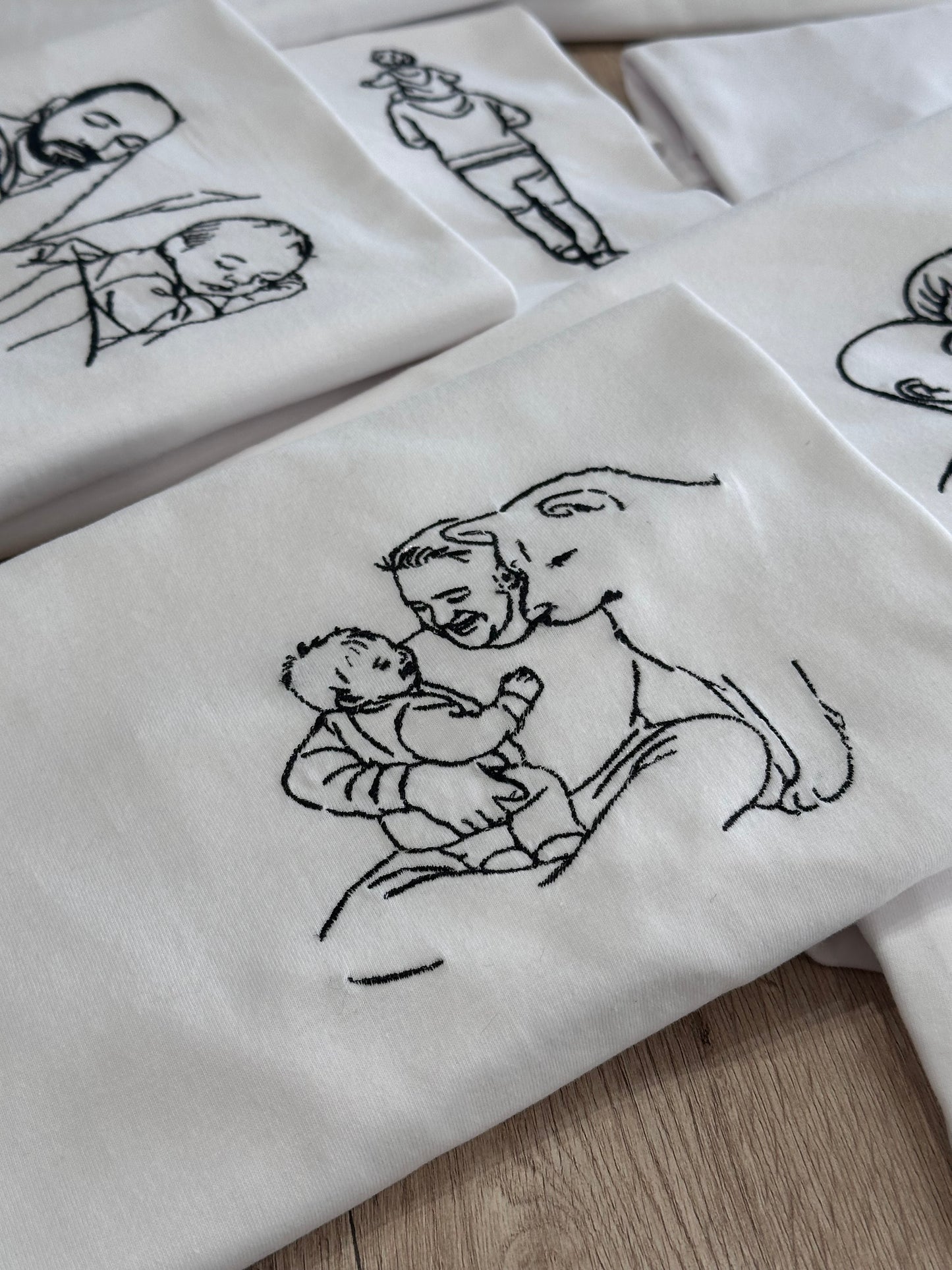 T-shirt con foto ricamata