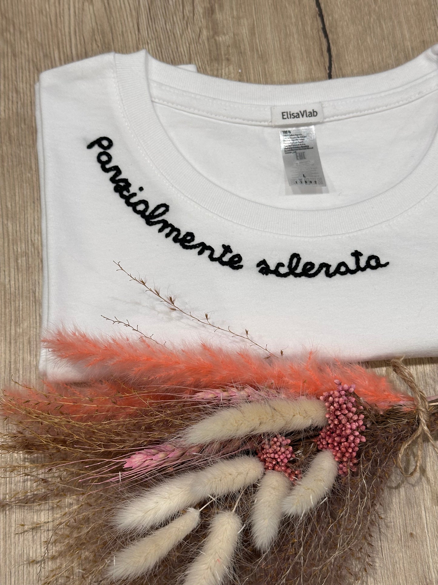 T-shirt ricamata a mano "PARZIALMENTE SCLERATA"