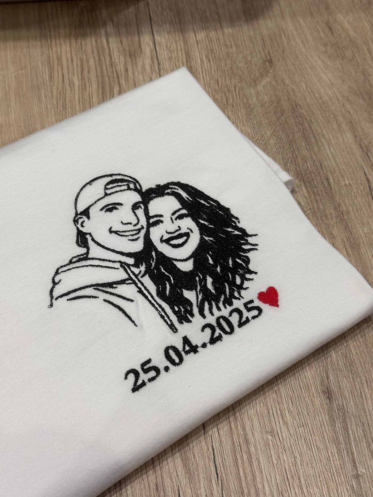 T-shirt con foto ricamata