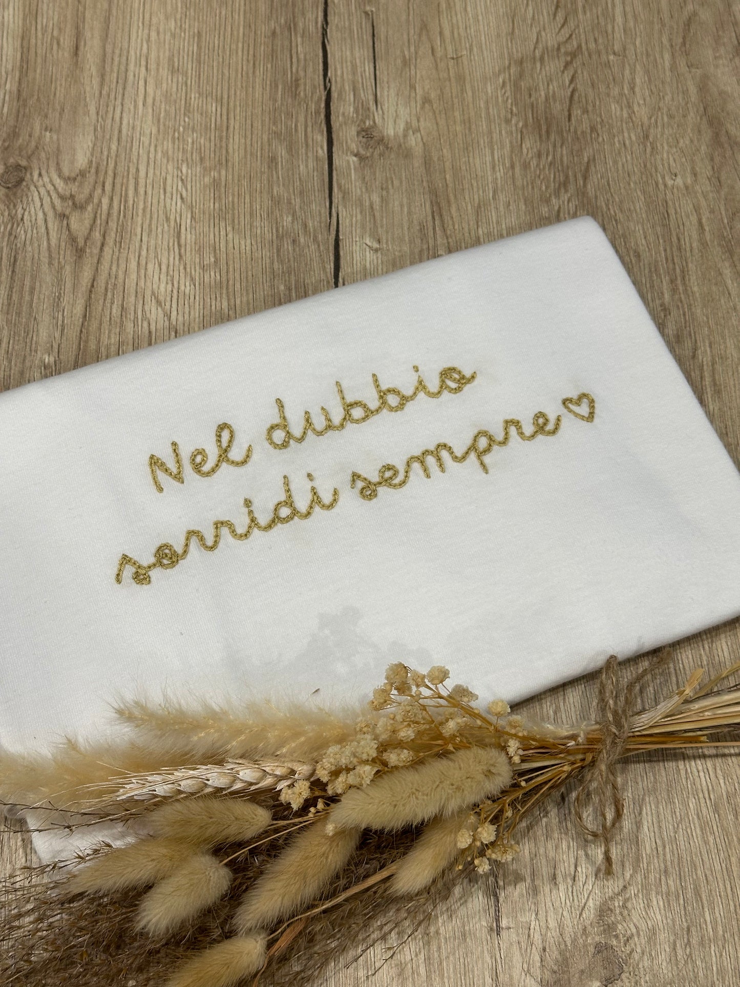 T-shirt ricamata a mano "NEL DUBBIO SORRIDI SEMPRE"