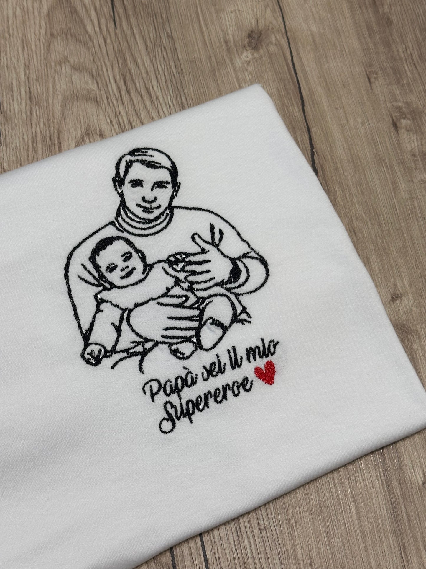 T-shirt con foto ricamata