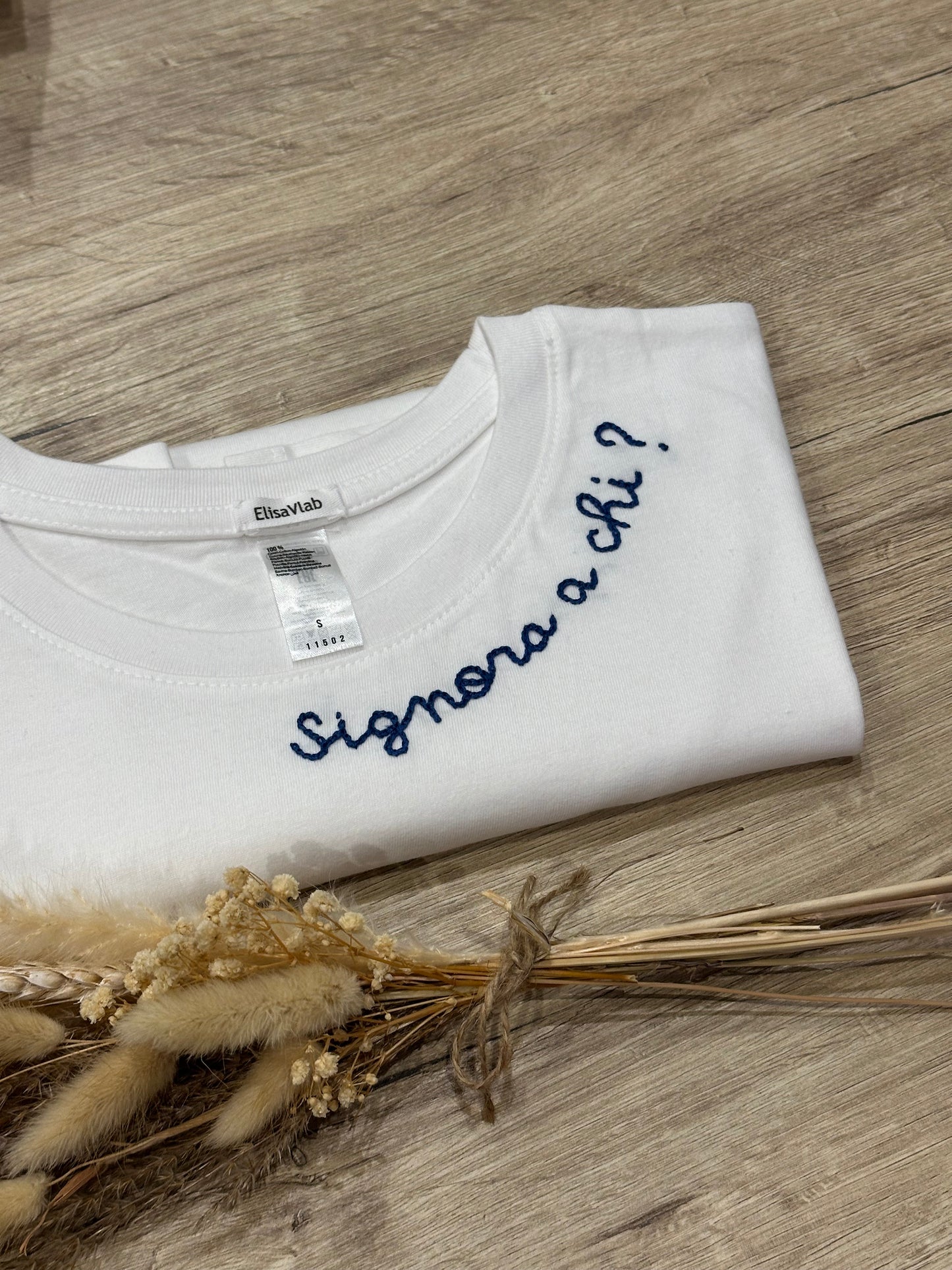 T-shirt ricamata a mano "SIGNORA A CHI"