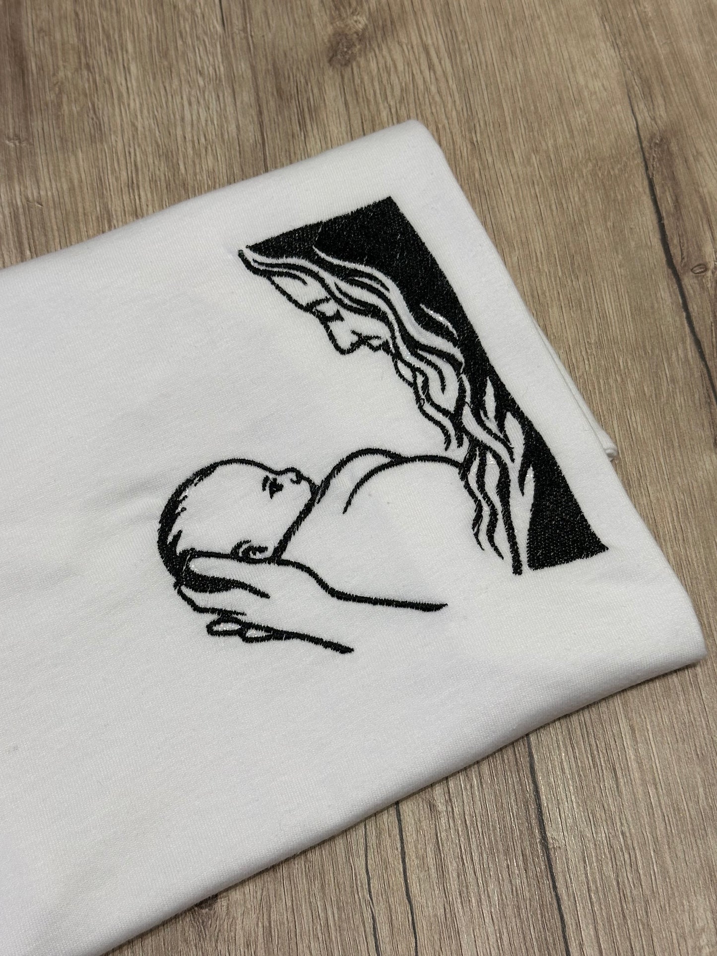 T-shirt con foto ricamata