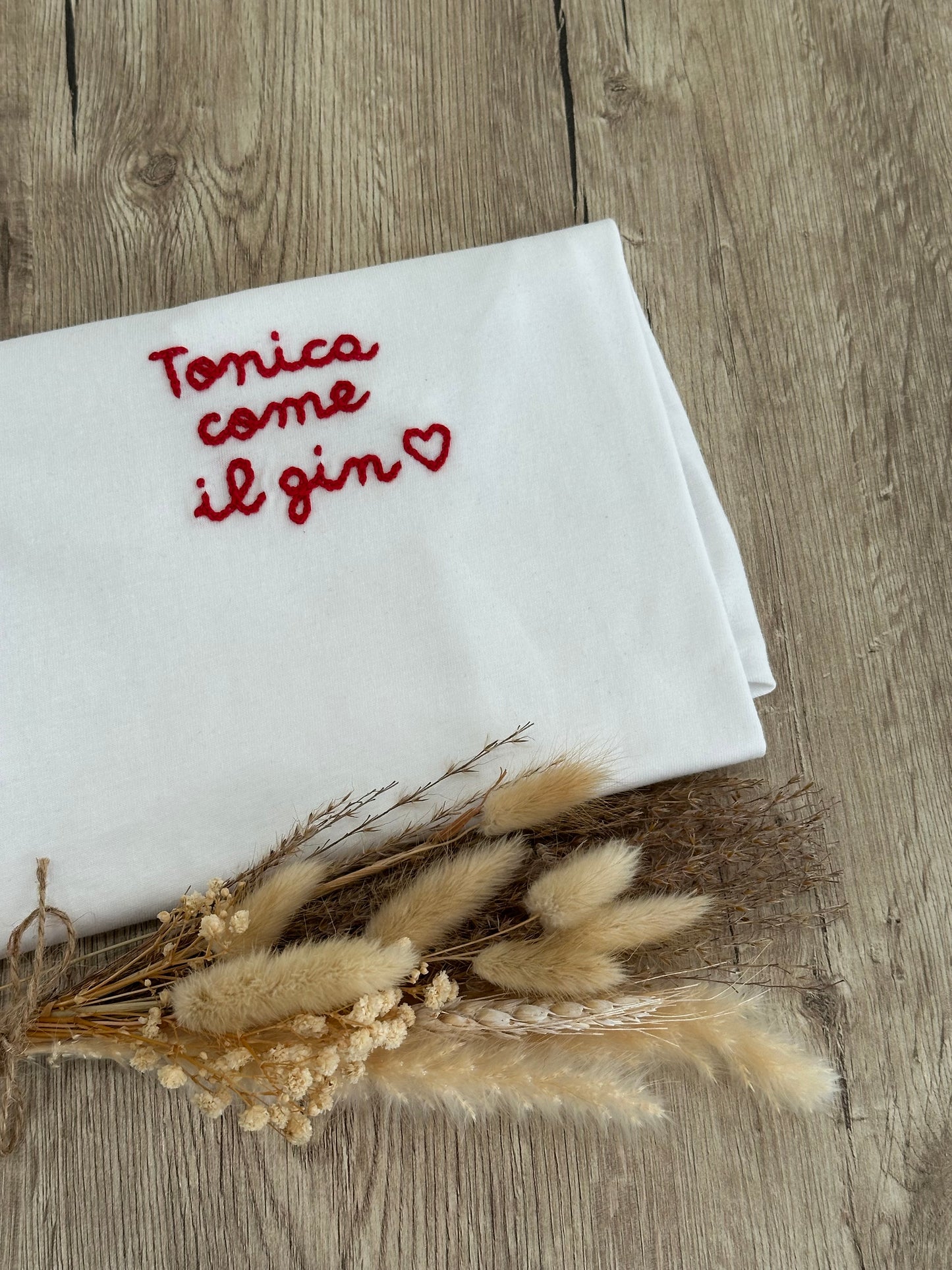 T-shirt ricamata a mano "TONICA COME IL GIN"