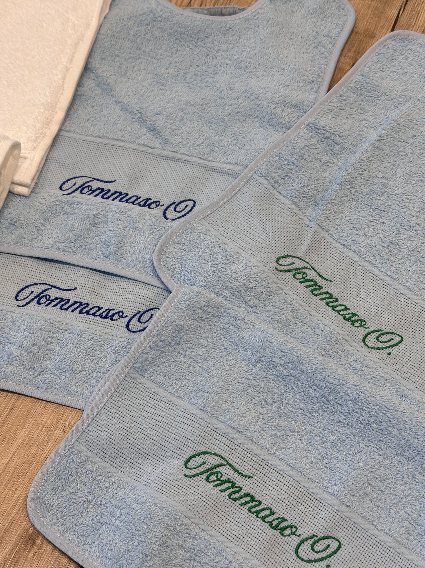 Bavaglino asilo ricamato