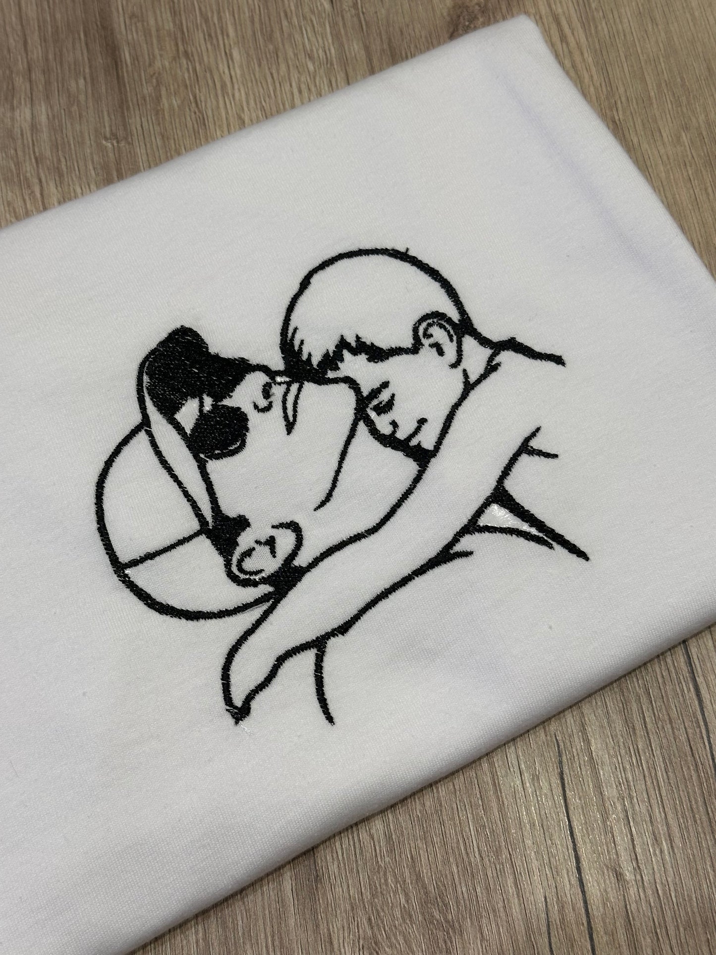 T-shirt con foto ricamata