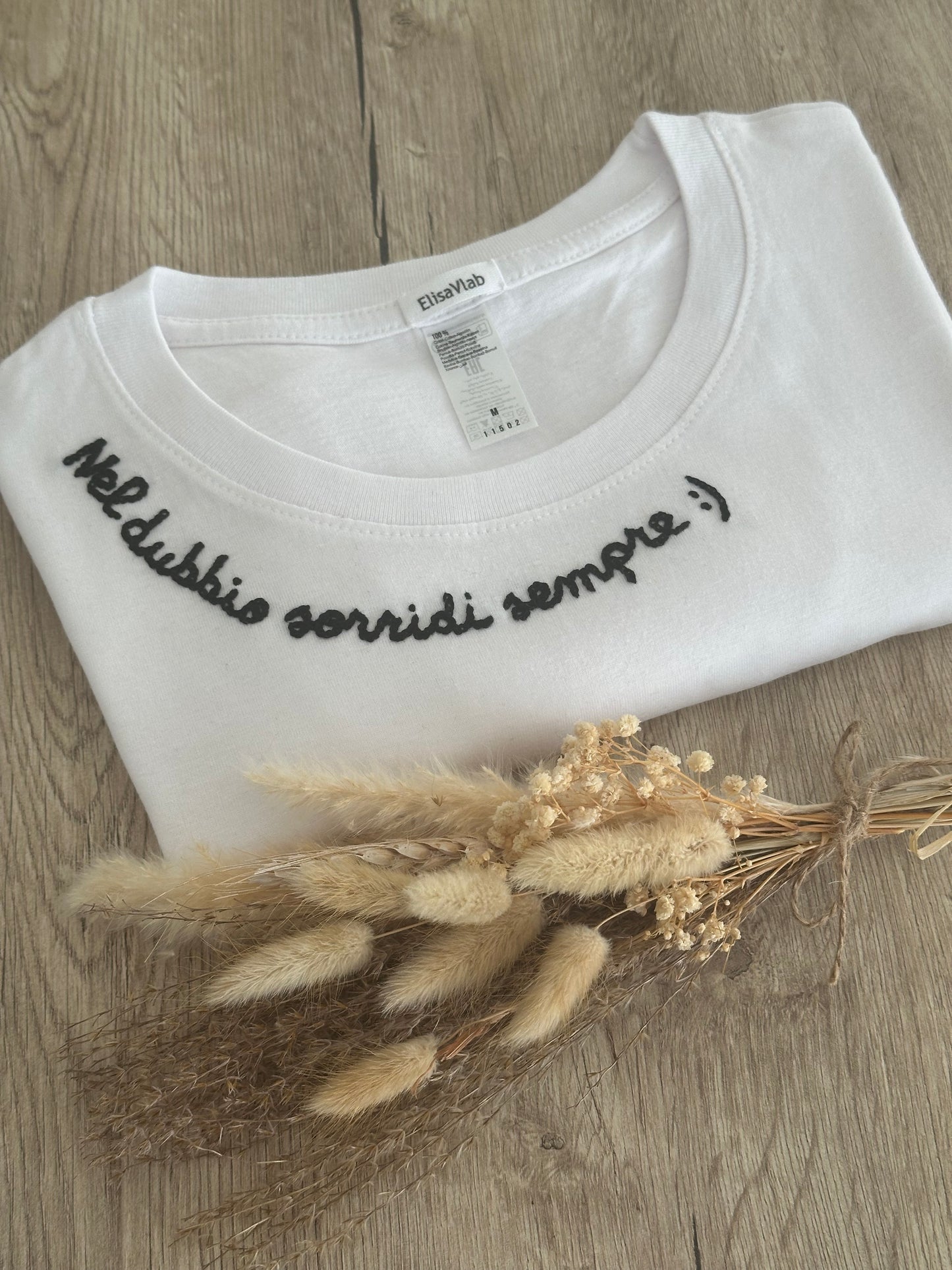 T-shirt ricamata a mano "NEL DUBBIO SORRIDI SEMPRE"