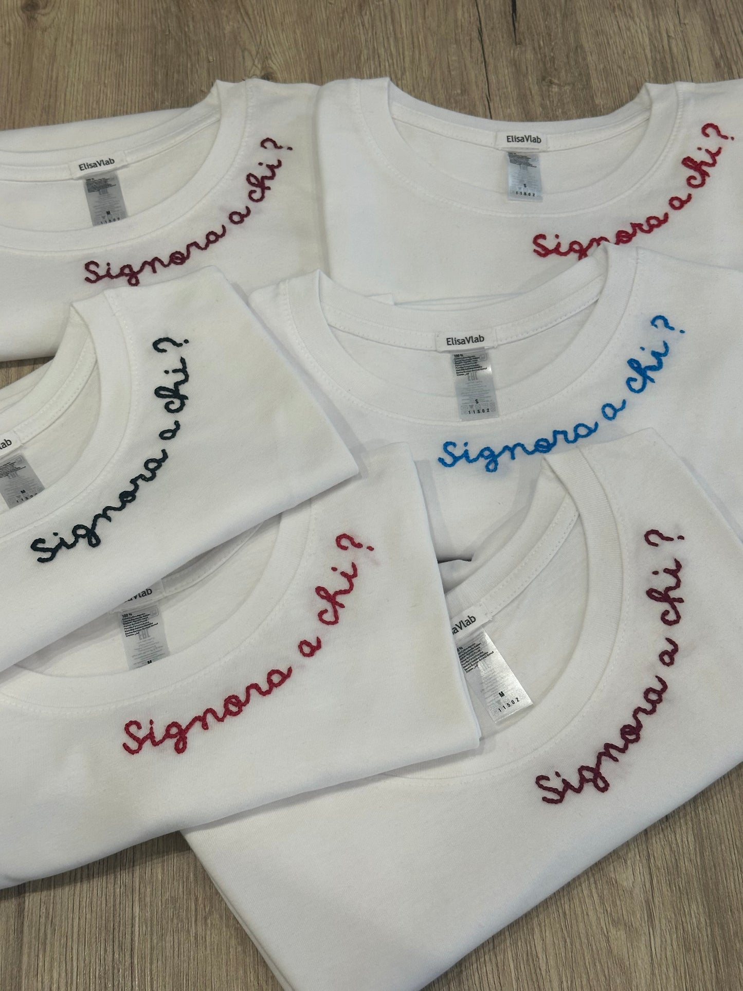 T-shirt ricamata a mano "SIGNORA A CHI"