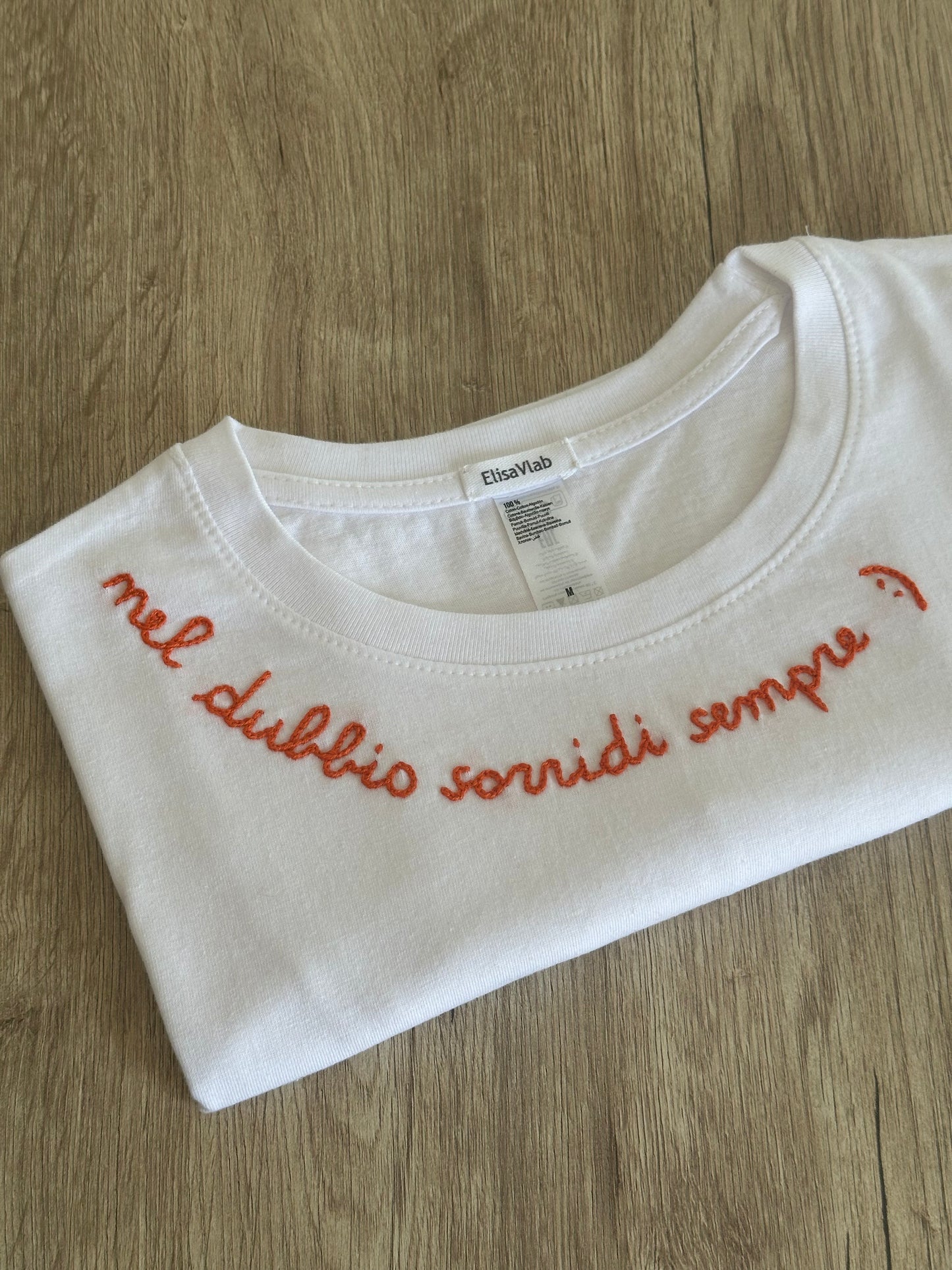 T-shirt ricamata a mano "NEL DUBBIO SORRIDI SEMPRE"