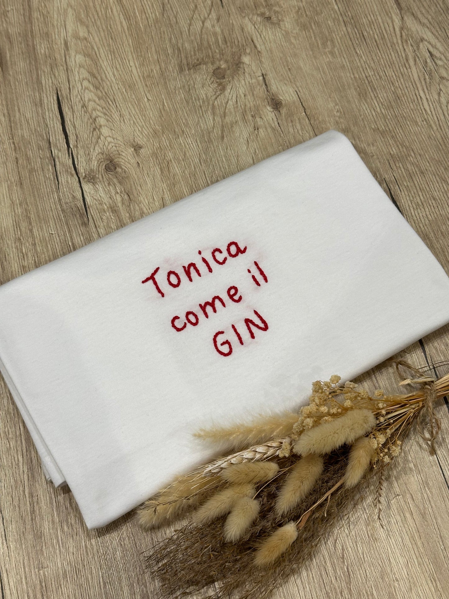 T-shirt ricamata a mano "TONICA COME IL GIN"