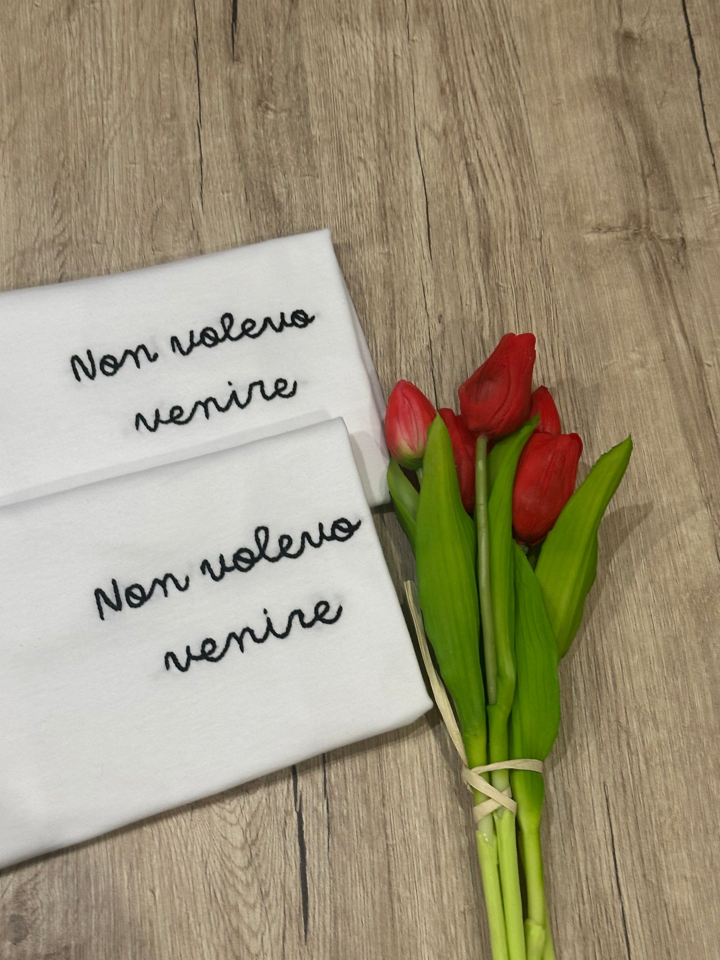 T-shirt ricamata a mano "NON VOLEVO VENIRE"