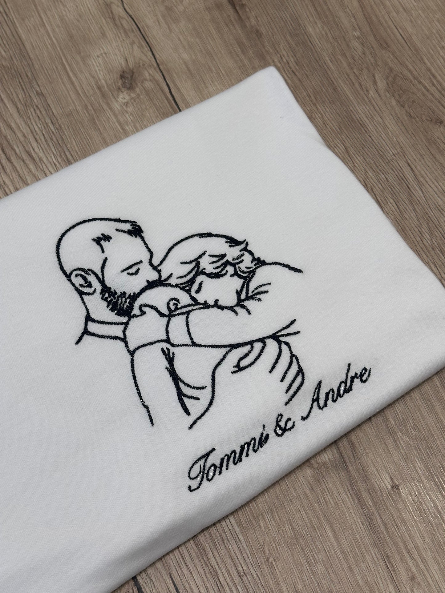 T-shirt con foto ricamata