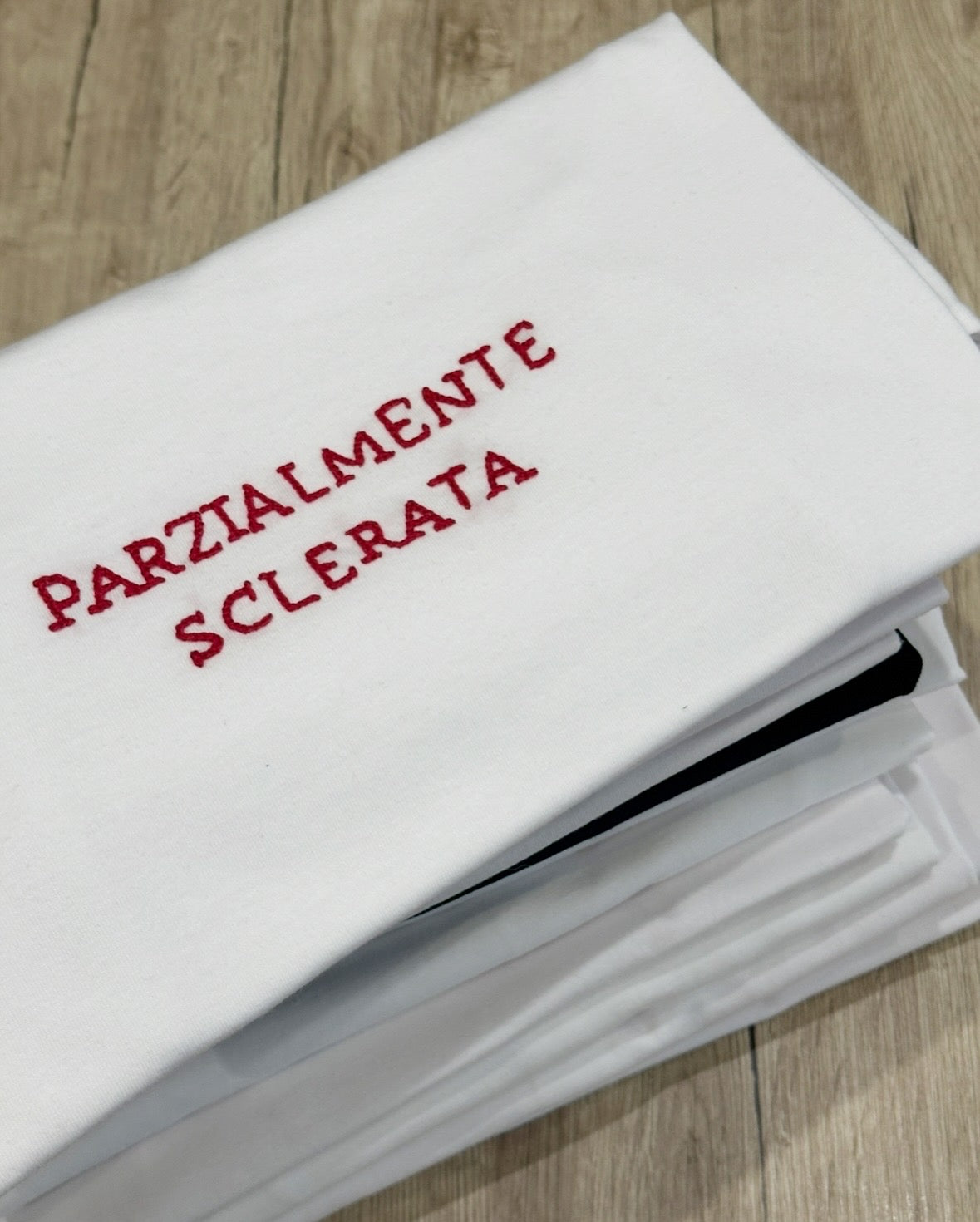 T-shirt ricamata a mano "PARZIALMENTE SCLERATA"