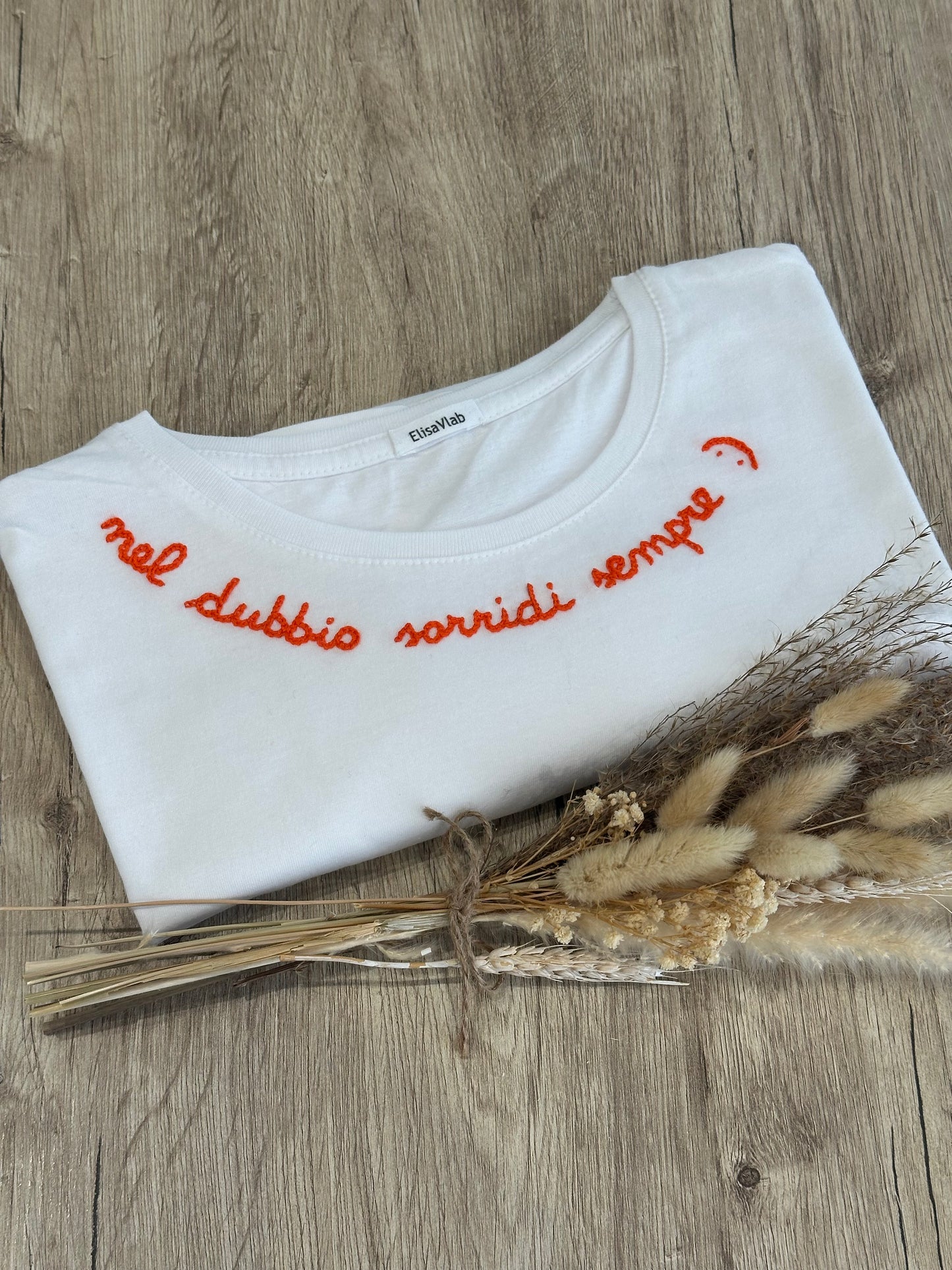 T-shirt ricamata a mano "NEL DUBBIO SORRIDI SEMPRE"