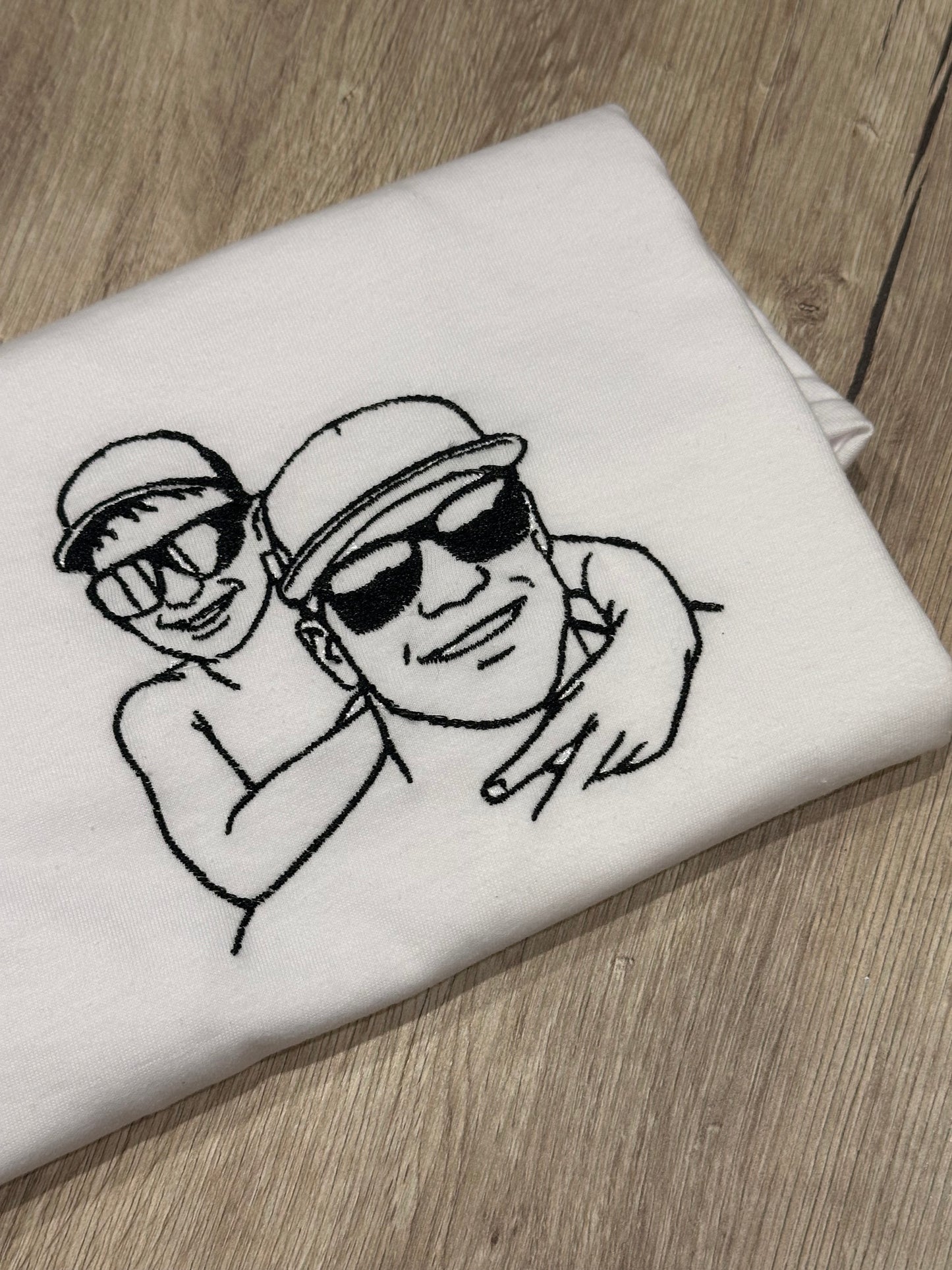 T-shirt con foto ricamata