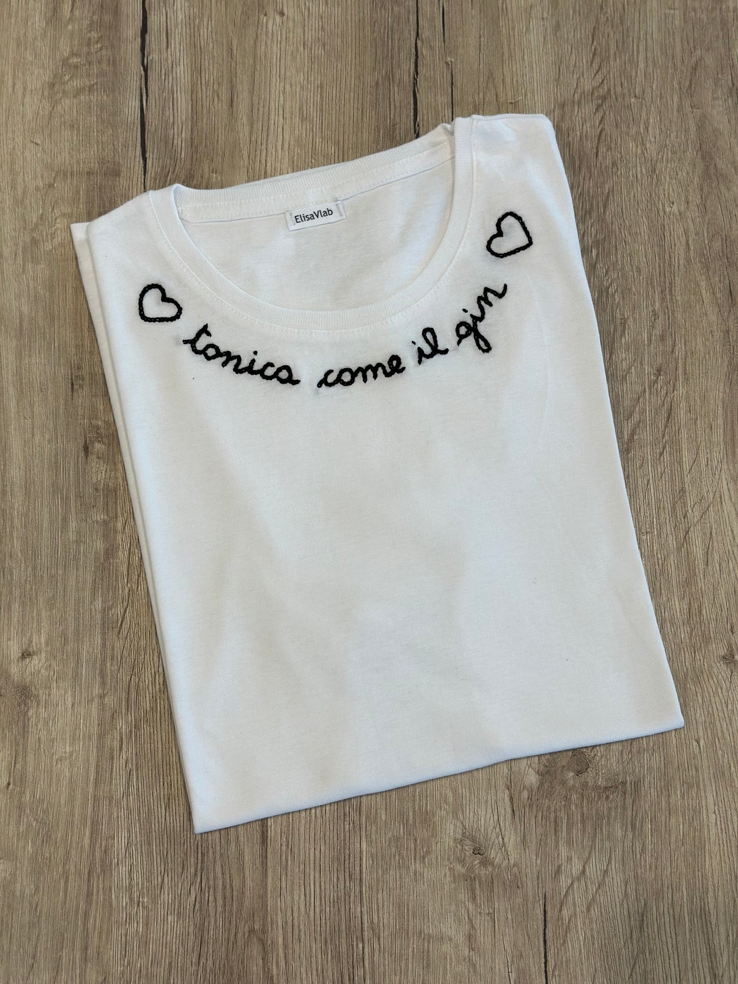 T-shirt ricamata a mano "TONICA COME IL GIN"