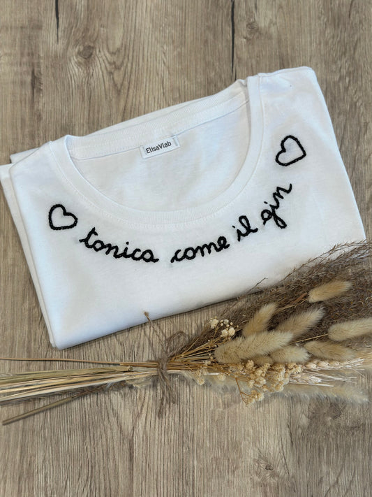 T-shirt ricamata a mano "TONICA COME IL GIN"