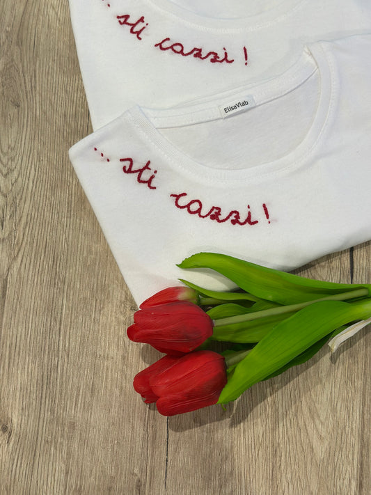 T-shirt ricamata a mano "STI CAZZI"