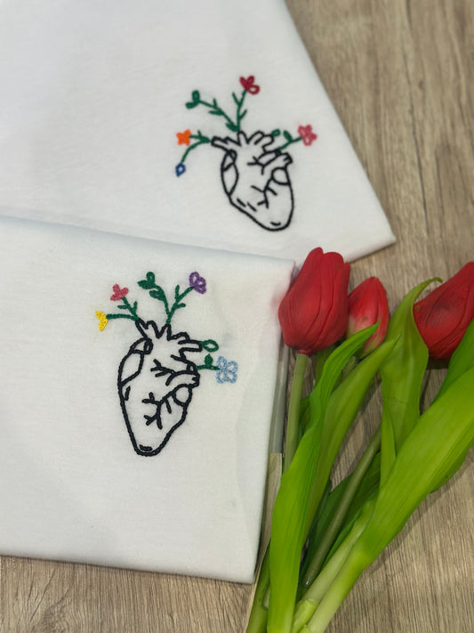 T-shirt ricamata a mano disegno CUORE ANATOMICO FIORITO