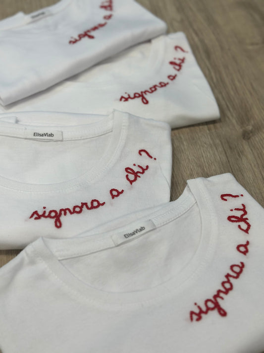 T-shirt ricamata a mano "SIGNORA A CHI"