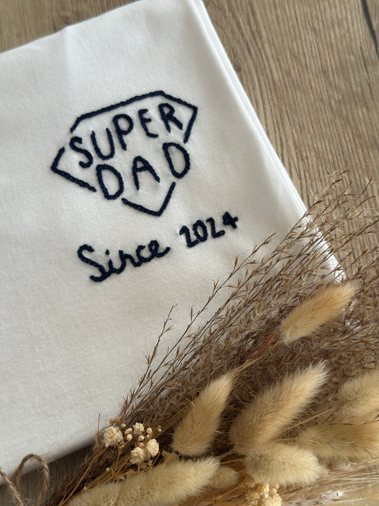 T-shirt ricamata a mano SUPER DAD